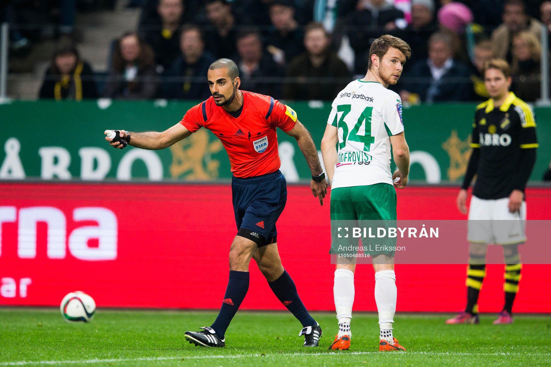 Domare Mohammed Al-Hakim använder frisparksspray