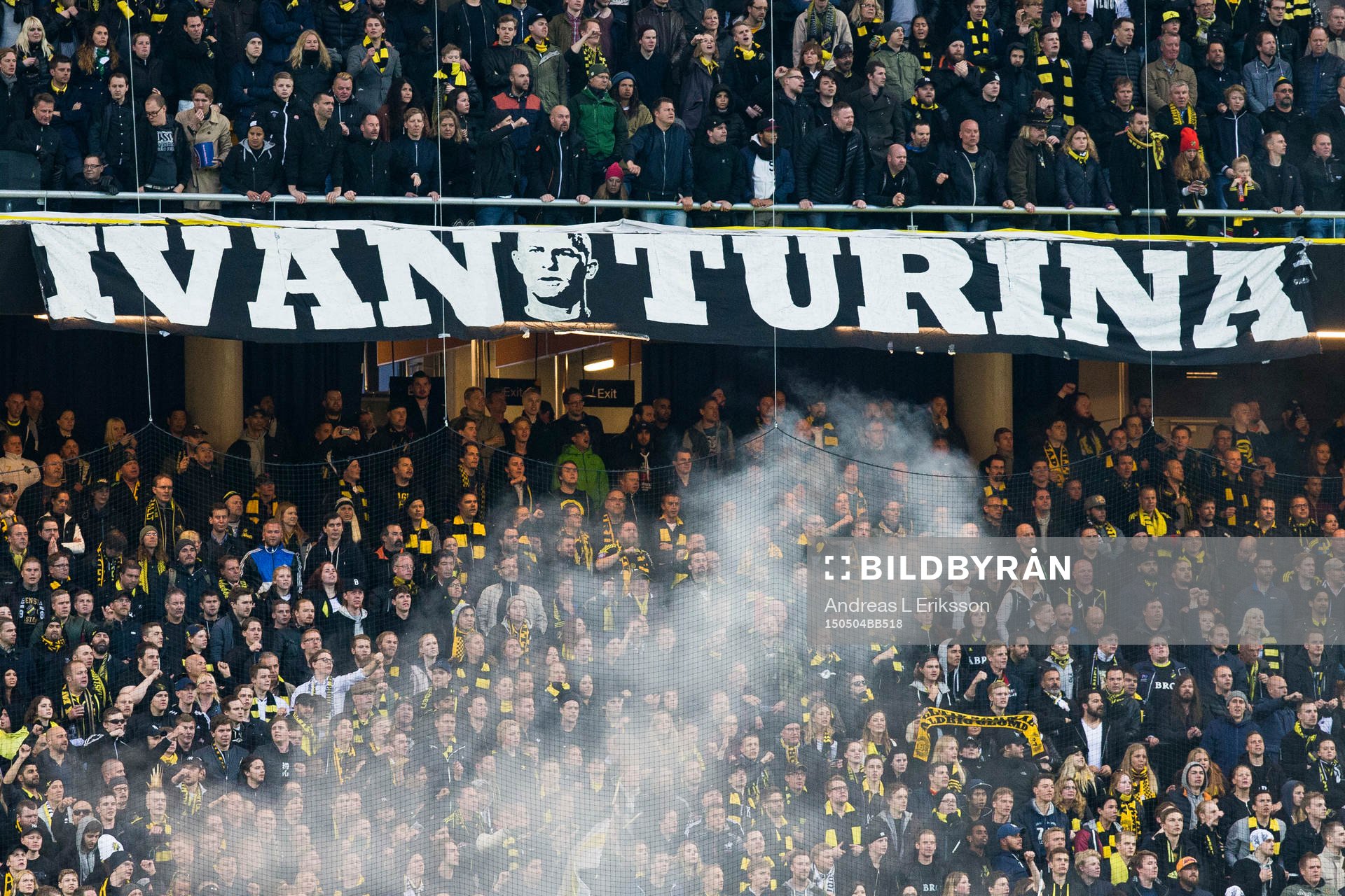 s supportrar med en banderoll som en hyllning till Ivan