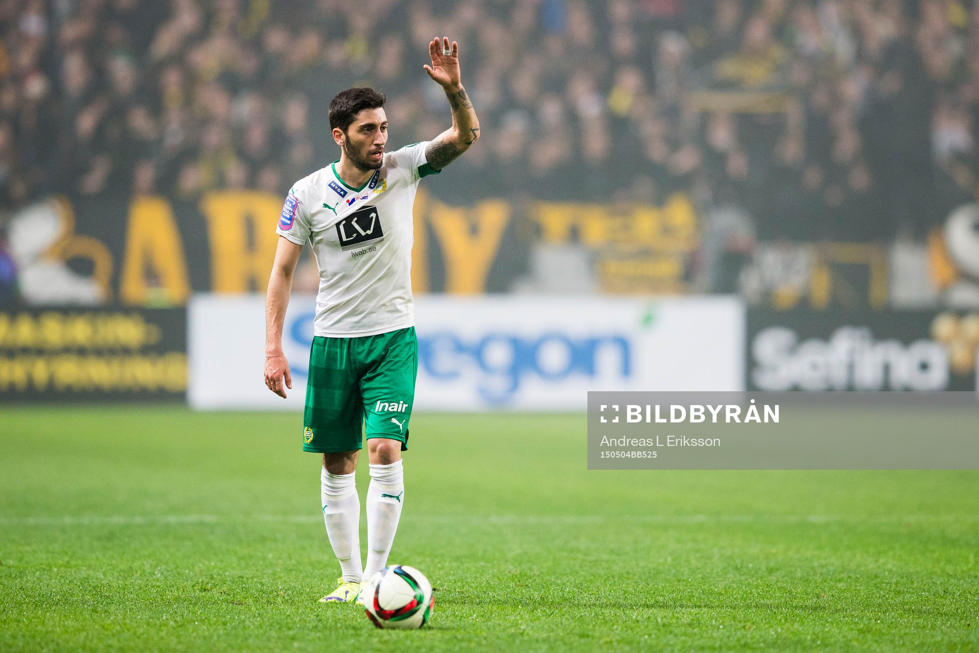 Hammarbys Nahir Besara med en frispark