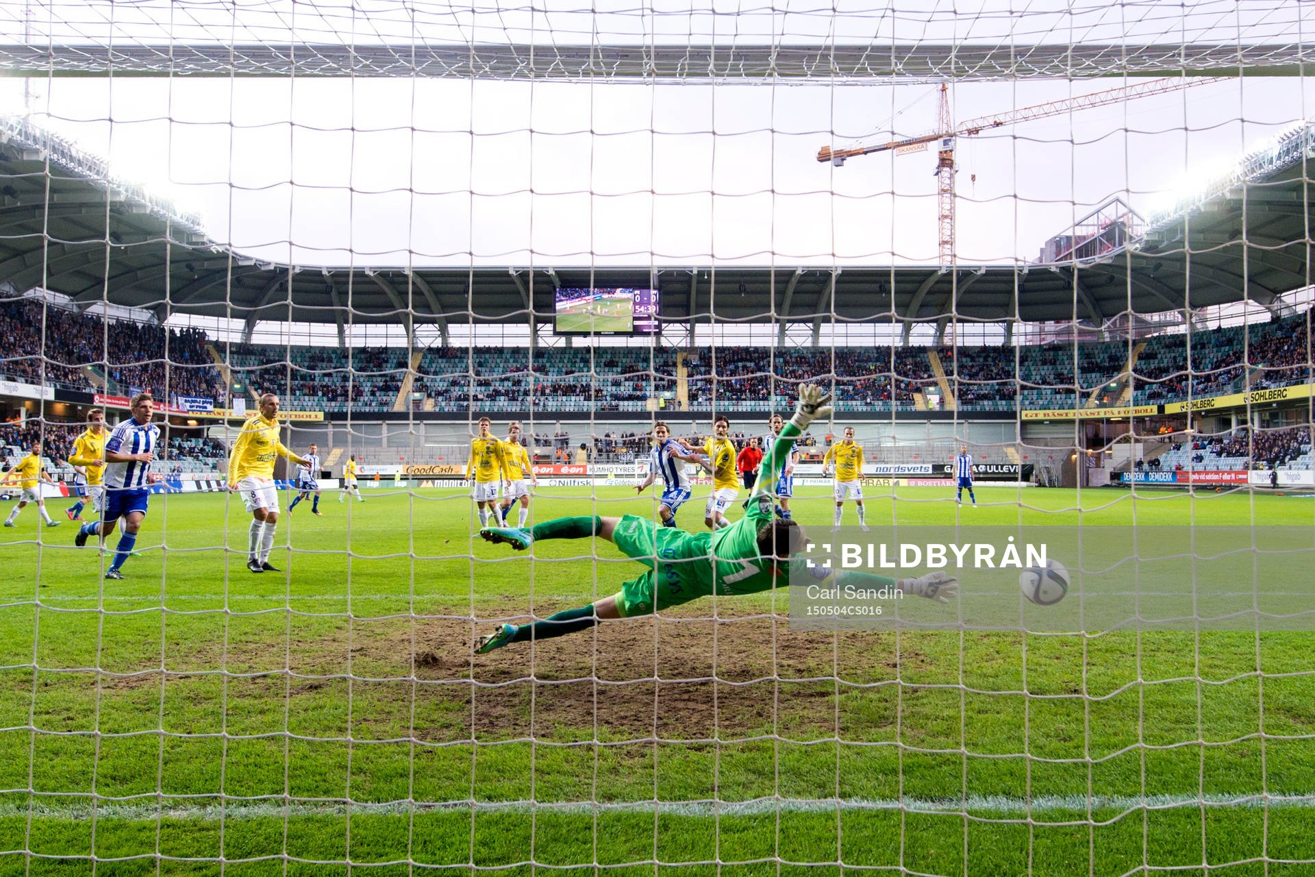 IFK Göteborgs Sören Rieks gör 1-0 bakom Falkenbergs