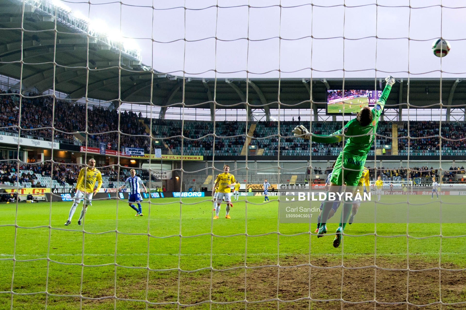IFK Göteborgs Sören Rieks gör 2-0 bakom Falkenbergs