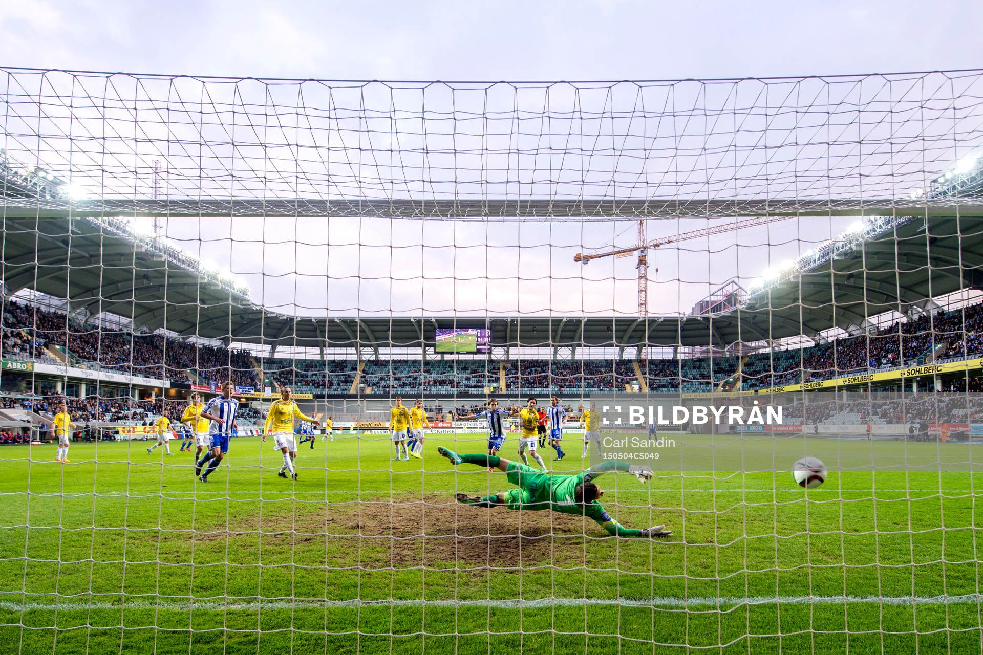 IFK Göteborgs Sören Rieks gör 1-0 bakom Falkenbergs