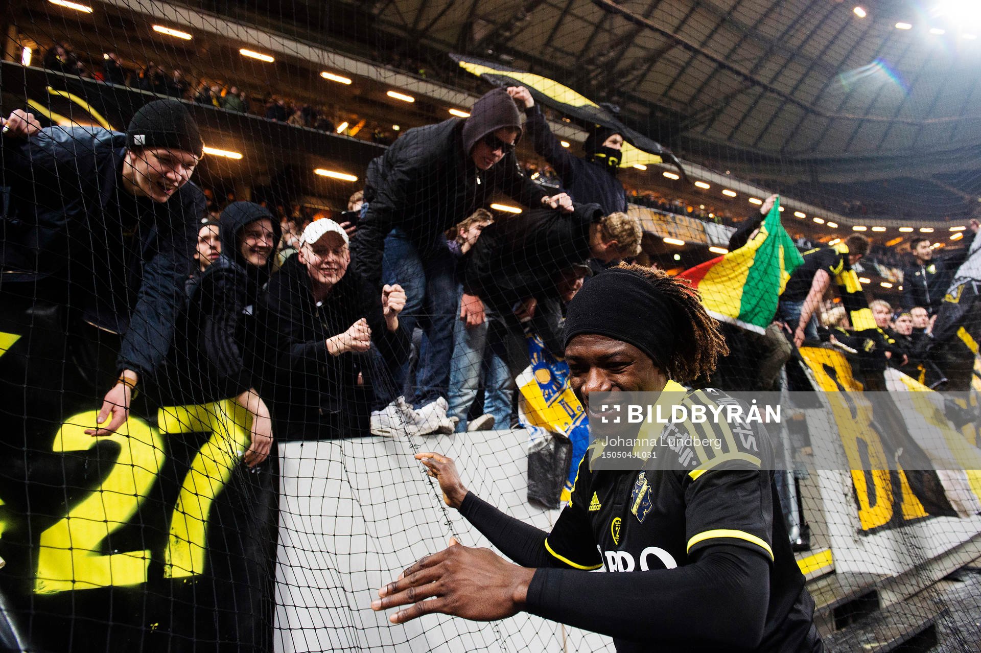 s Mohamed Bangura jublar med publiken