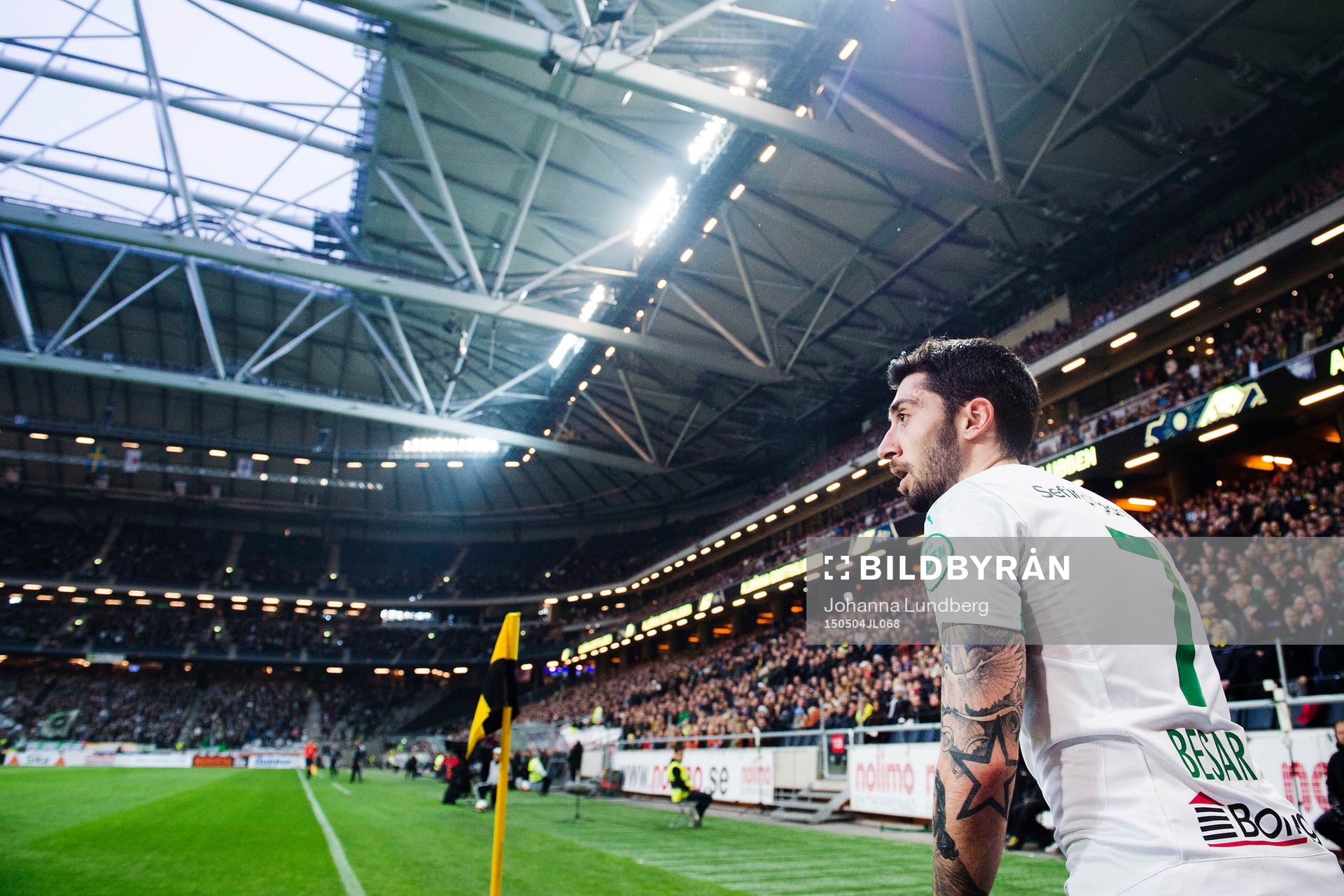 Hammarbys Nahir Besara gör sig redo för att lägga en hörna under fotbollsmatchen i Allsvenskan mellan AIK och Hammarby den 4 maj 2015 i Stockholm.