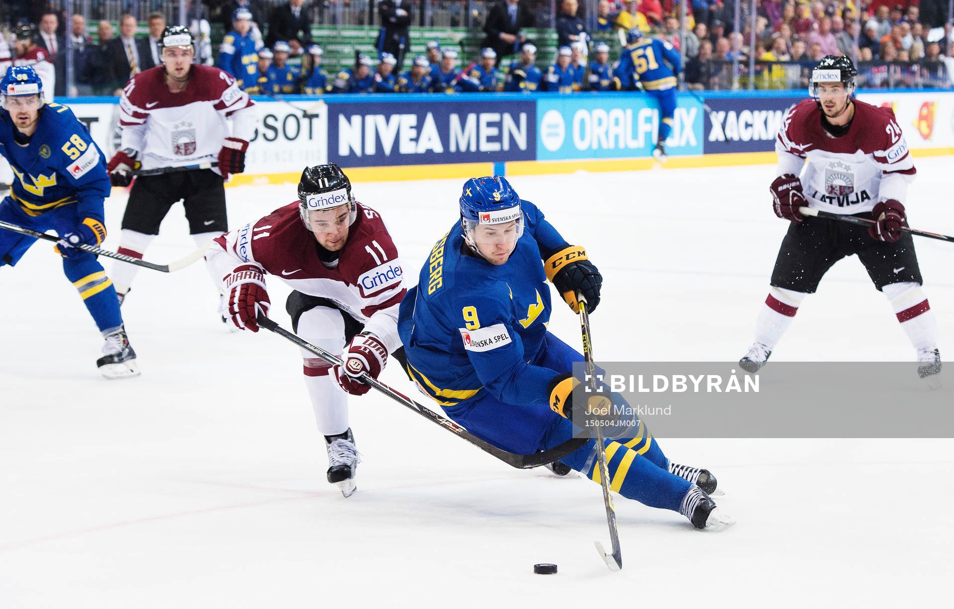 Sveriges Filip Forsberg blir fälld av Lettlands Kristaps