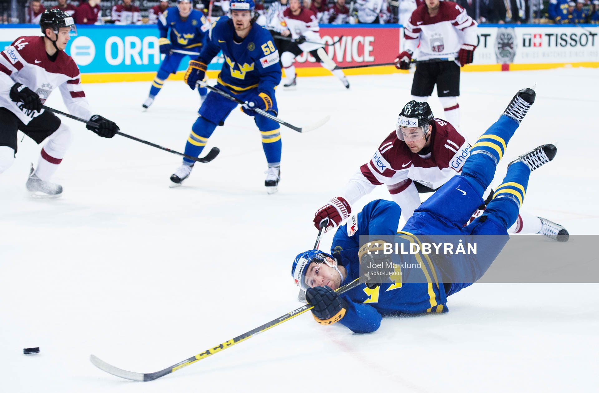 Sveriges Filip Forsberg blir fälld av Lettlands Kristaps