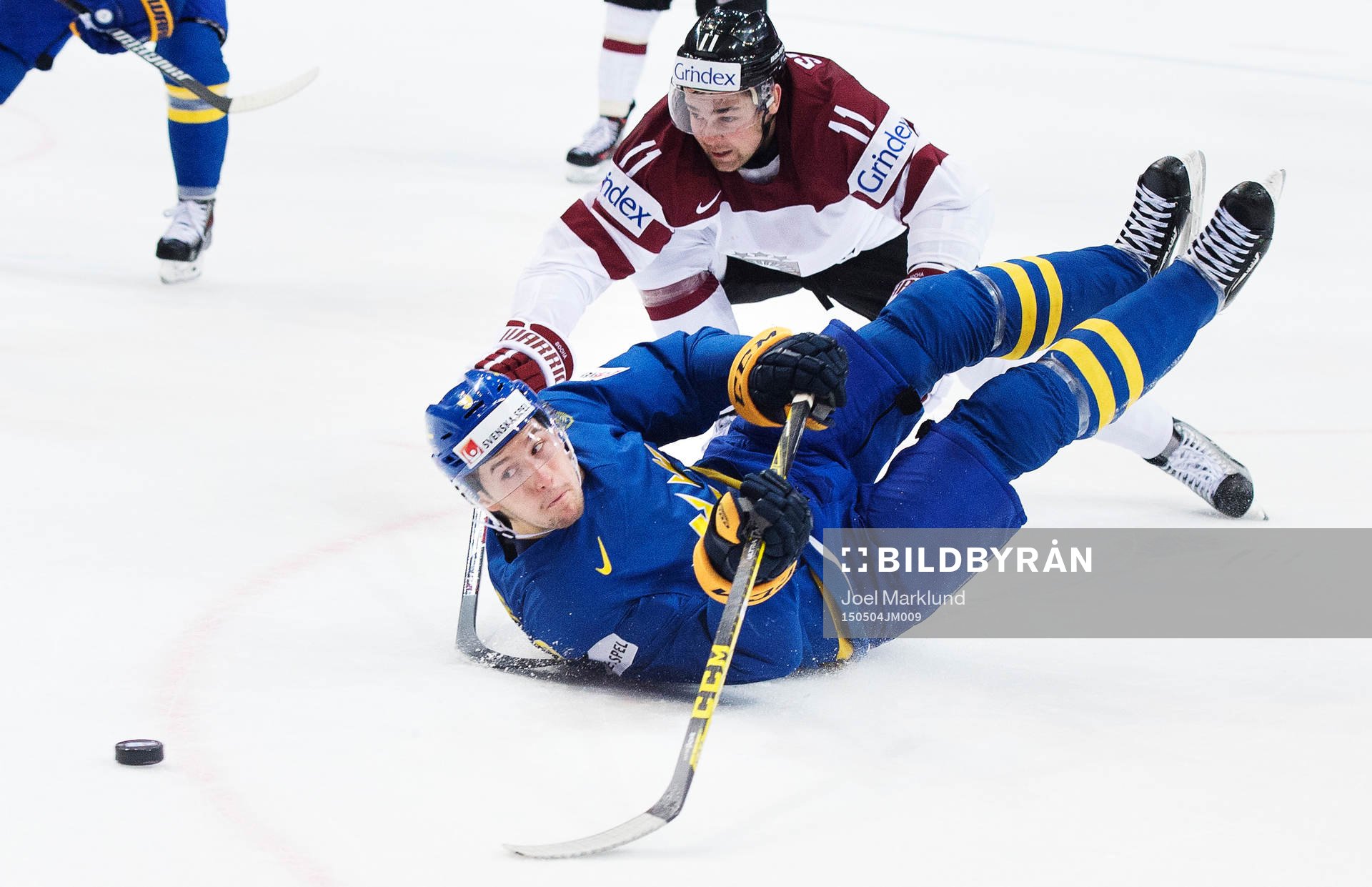 Sveriges Filip Forsberg blir fälld av Lettlands Kristaps