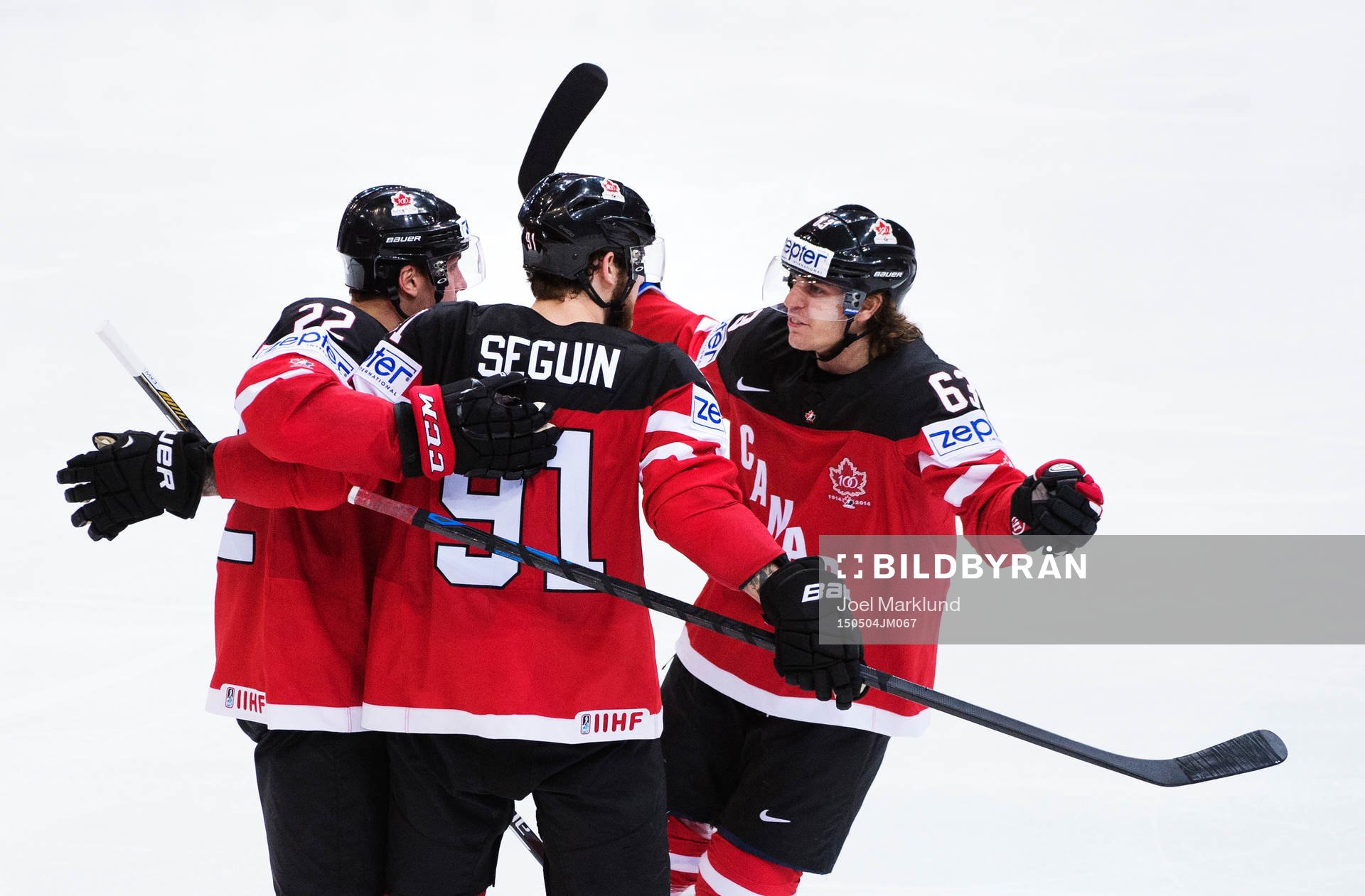 Kanadas Tyson Barrie, Tyler Seguin och Tyler Ennis jublar