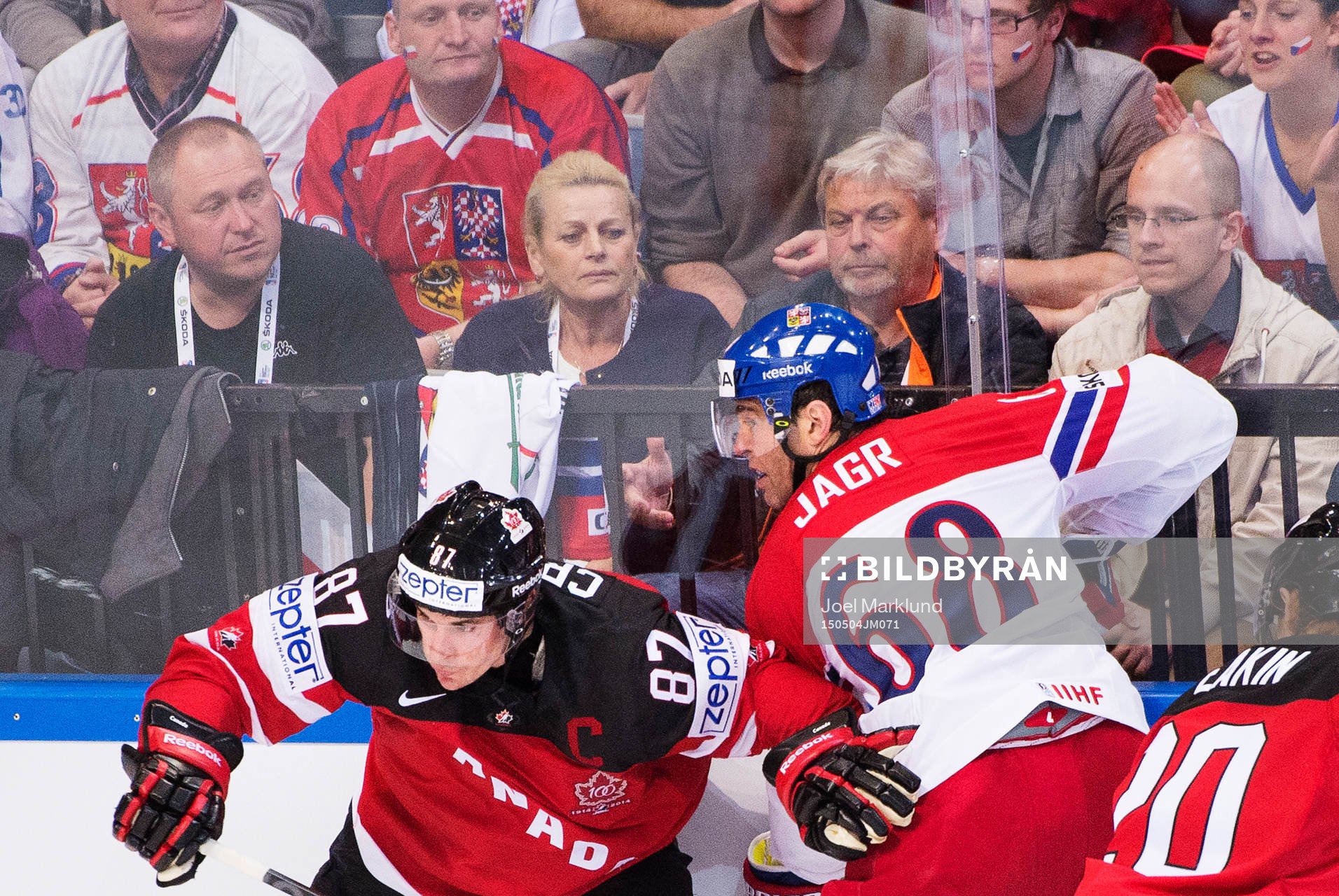 Kanadas Sidney Crosby i en duell med Tjeckiens Jaromir Jagr