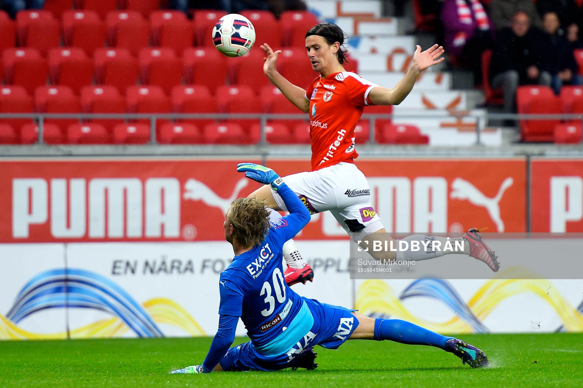 Örebros målvakt Jacob Rinneoch Kalmars Marcus Antonsson under fotbollsmatchen i Allsvenskan mellan Kalmar och Örebro den 4 maj 2015 i Kalmar.