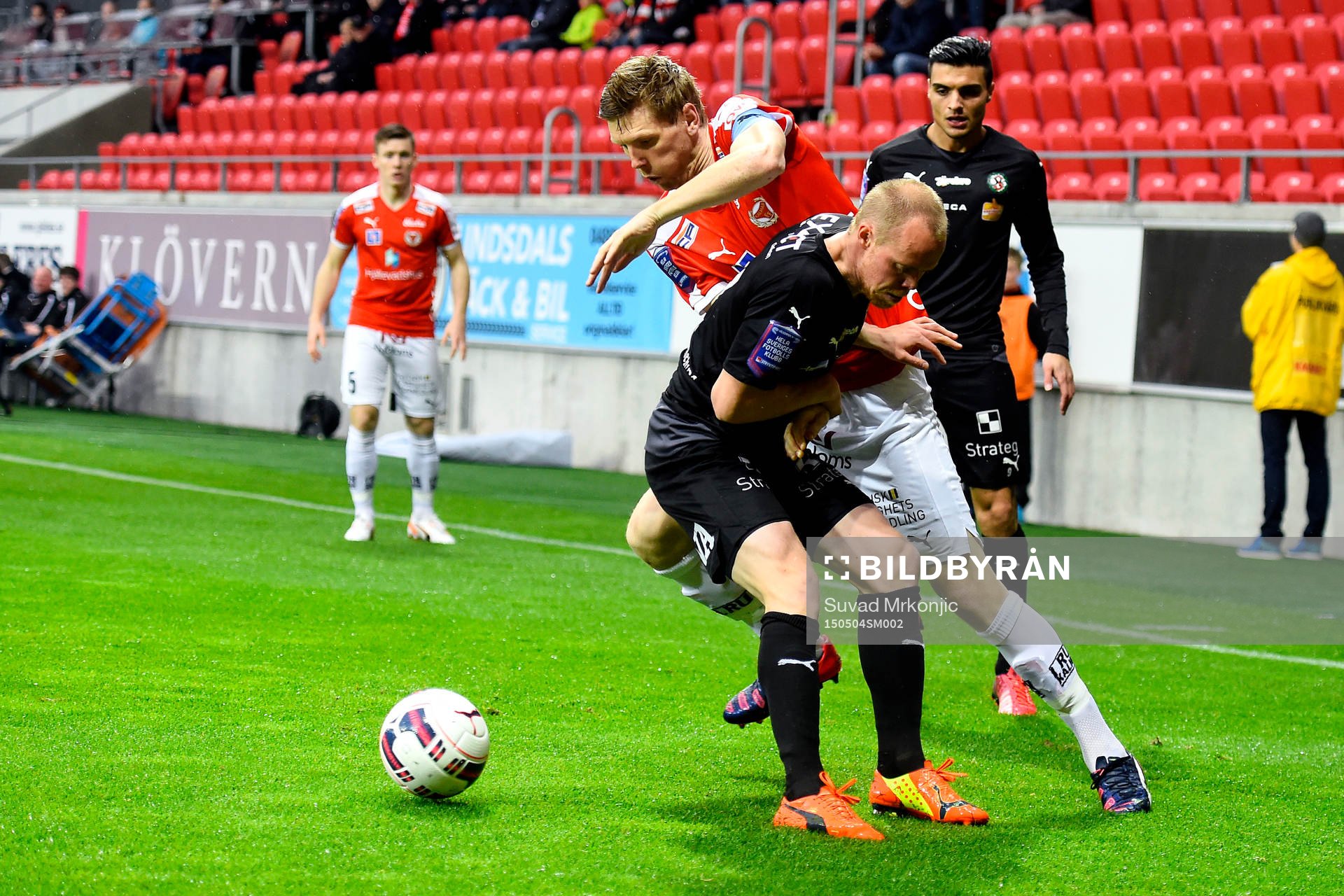 Kalmars David Elm och Örebros Patrik Haginge under fotbollsmatchen i Allsvenskan mellan Kalmar och Örebro den 4 maj 2015 i Kalmar.