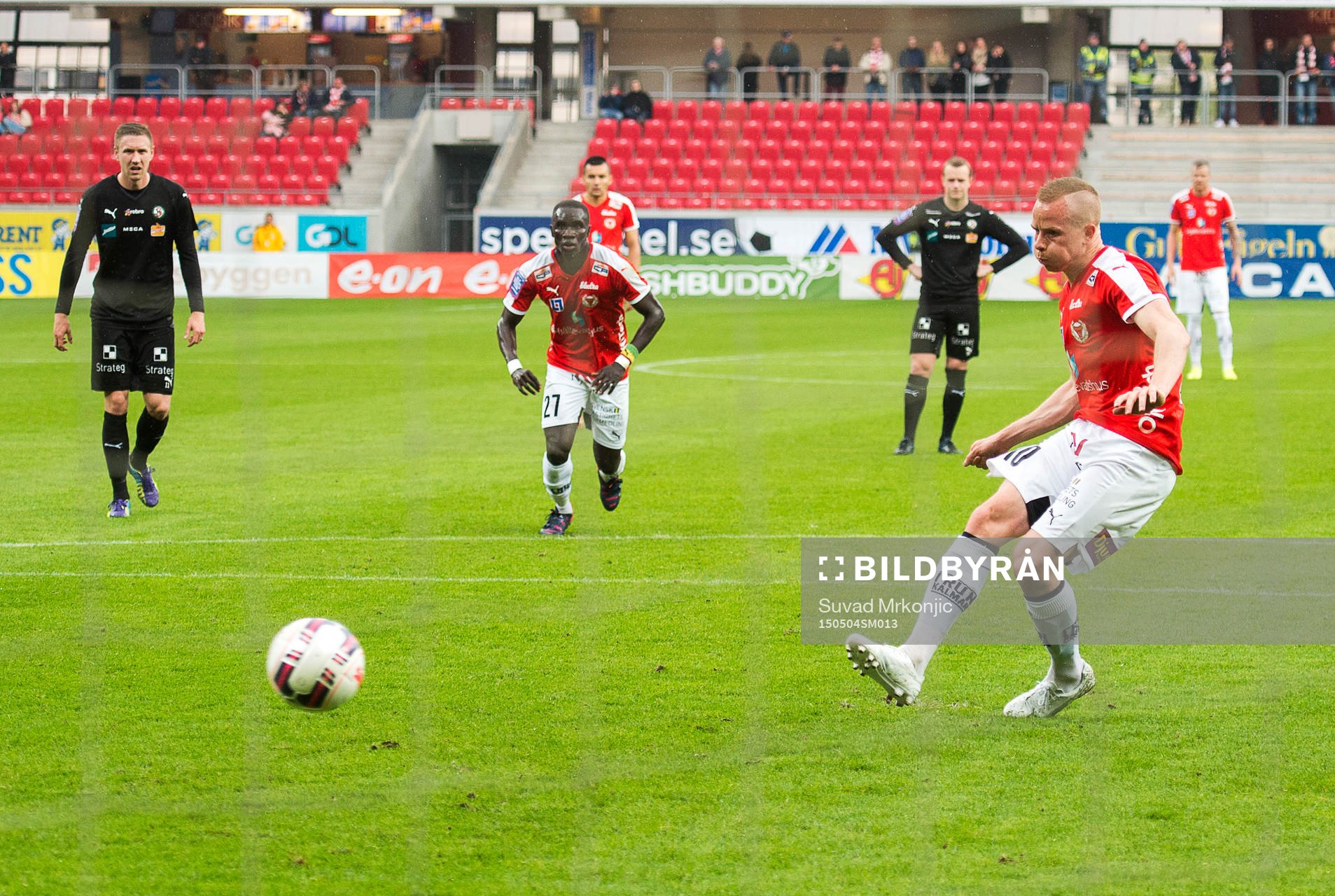Kalmars Tobias Eriksson gör 1-0 på straff