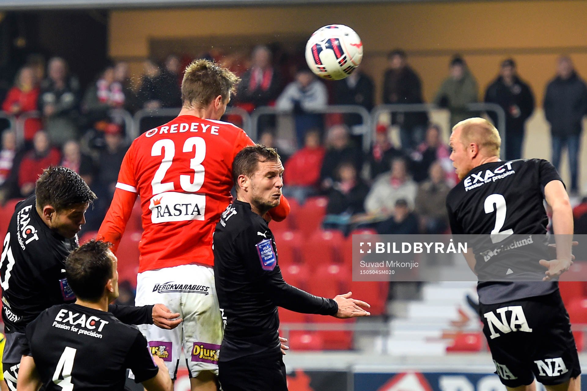 Kalmars Viktor Elm nickar in 3-0