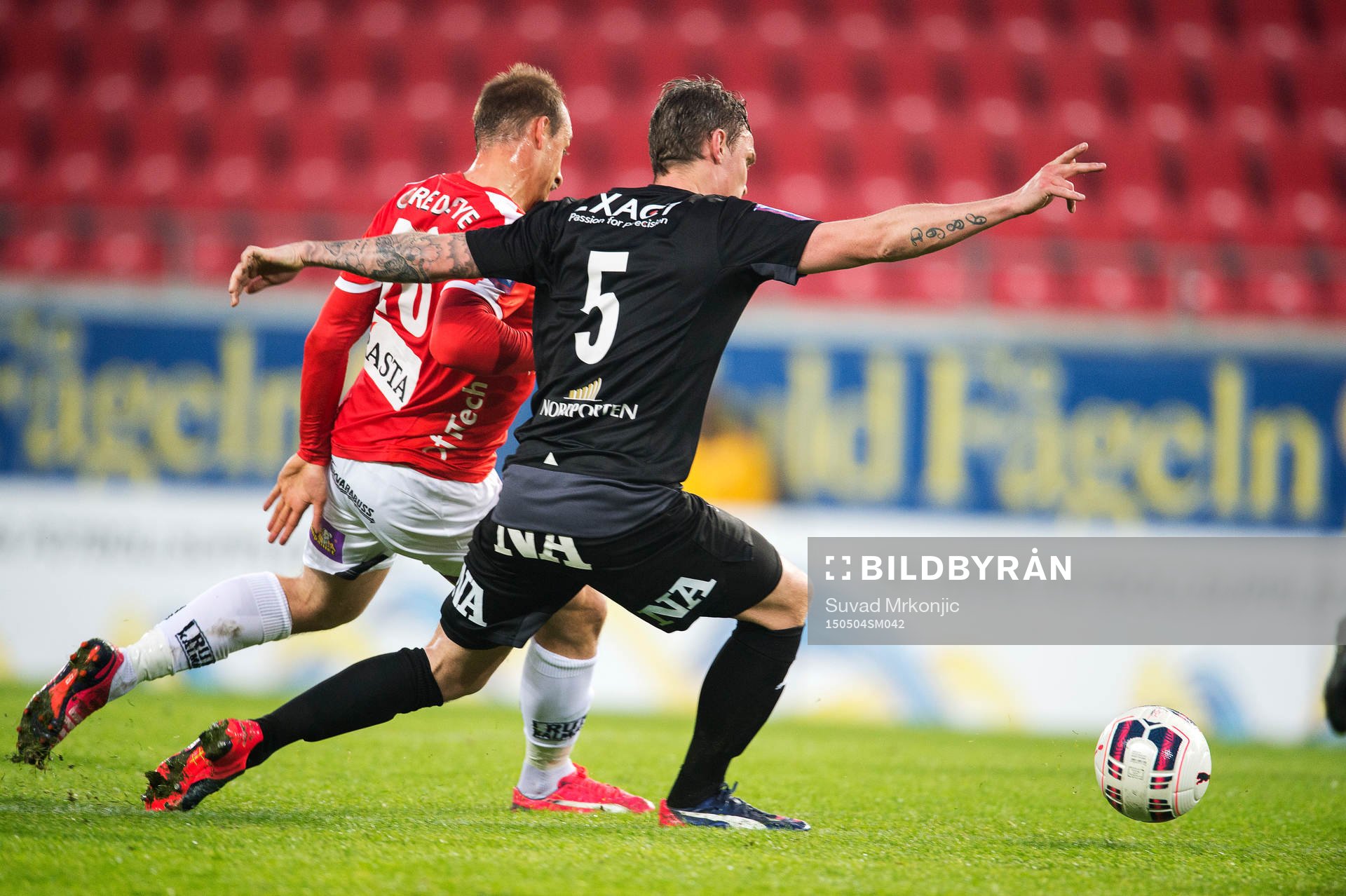 Kalmars Pär Ericsson och Örebros Erik Moberg   under fotbollsmatchen i Allsvenskan mellan Kalmar och Örebro den 4 maj 2015 i Kalmar.