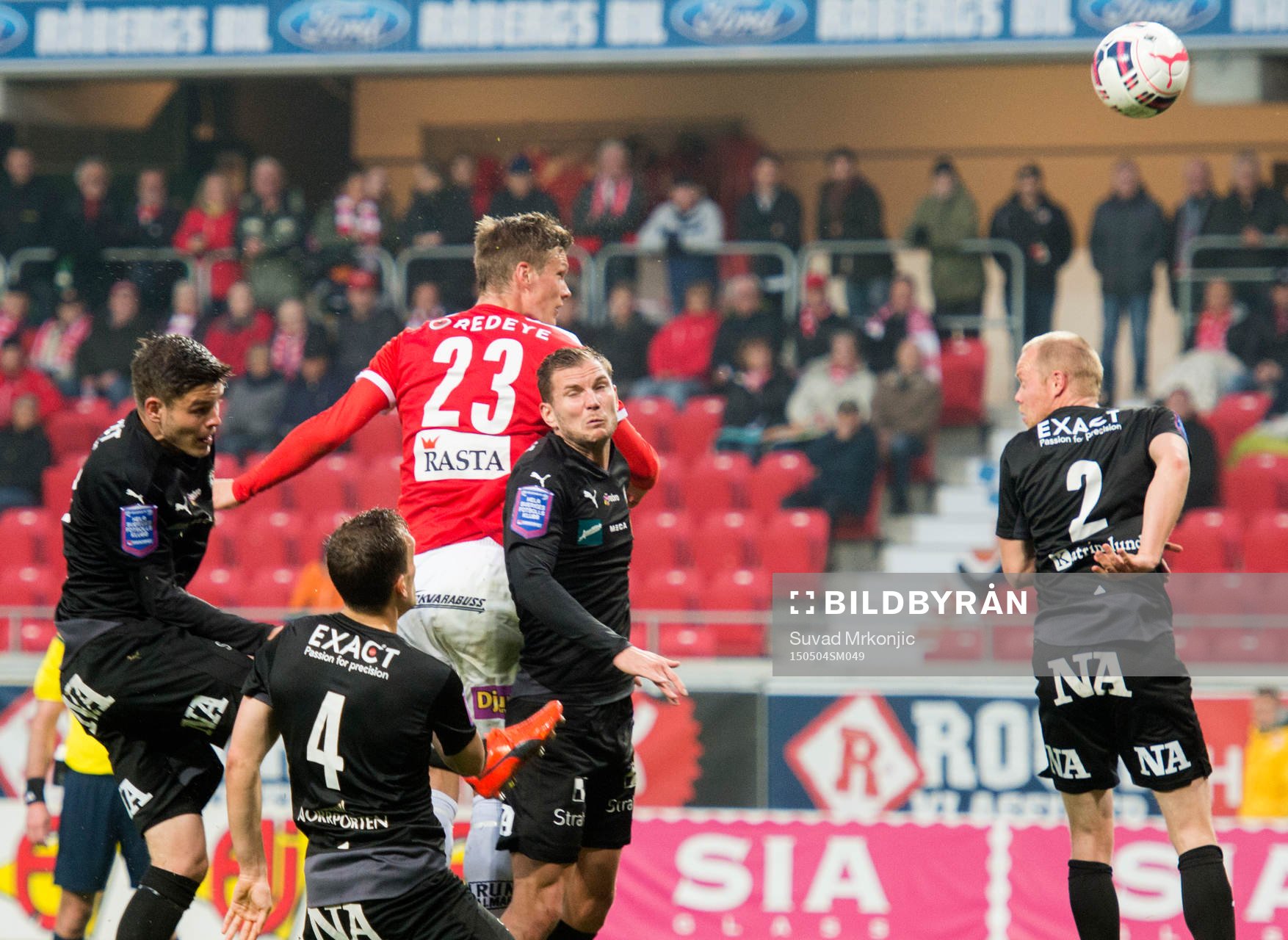 Kalmars Viktor Elm nickar in 3-0 målet