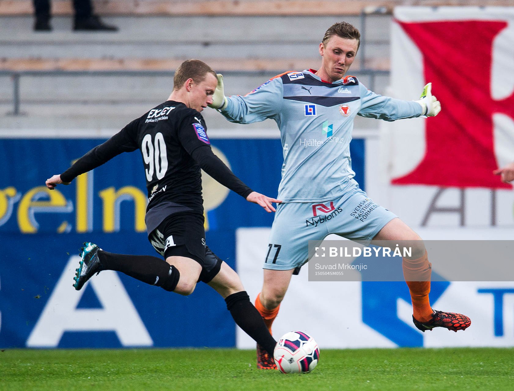 Örebros Daniel Gustavsson och Kalmars målvakt Lars Cramer
