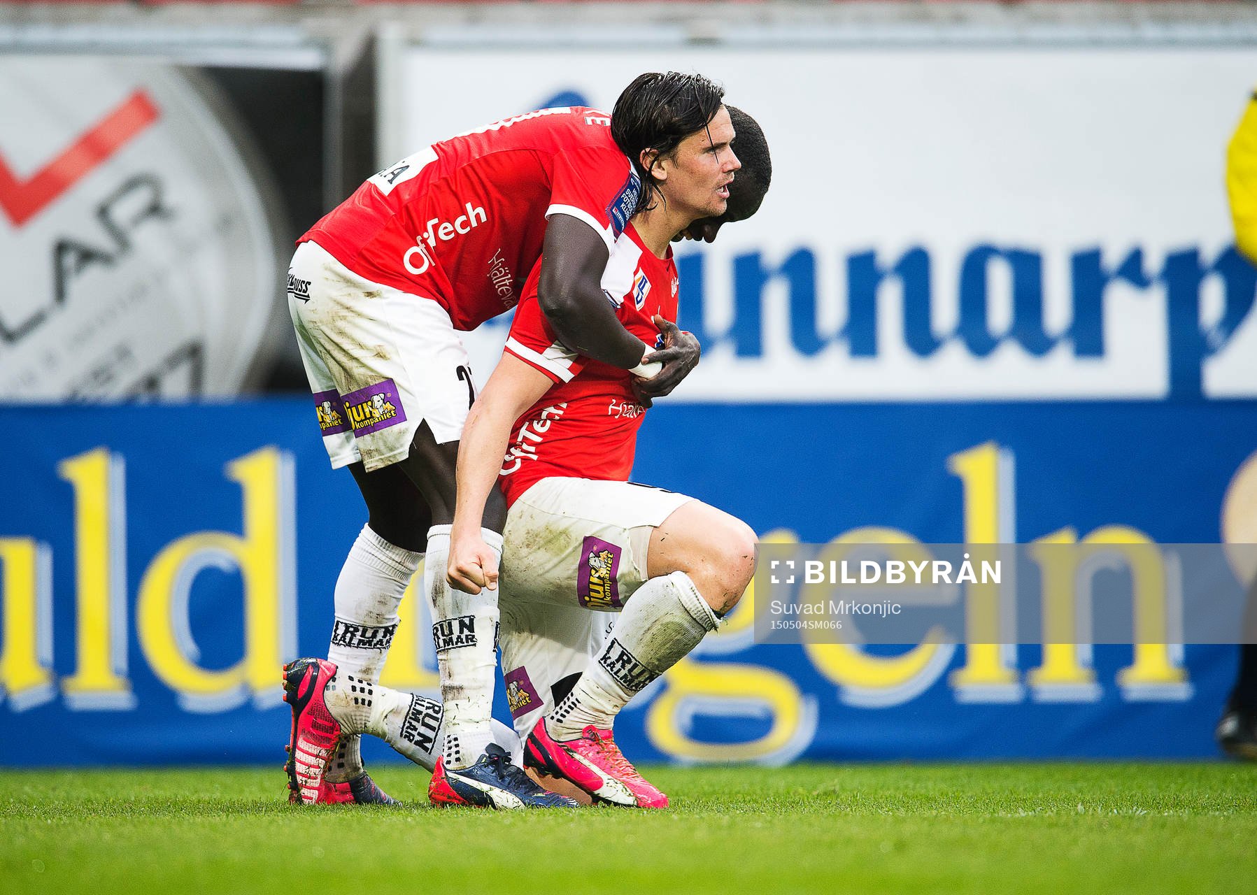 Kalmars Marcus Antonsson och Papa Alioune Diouf jublar