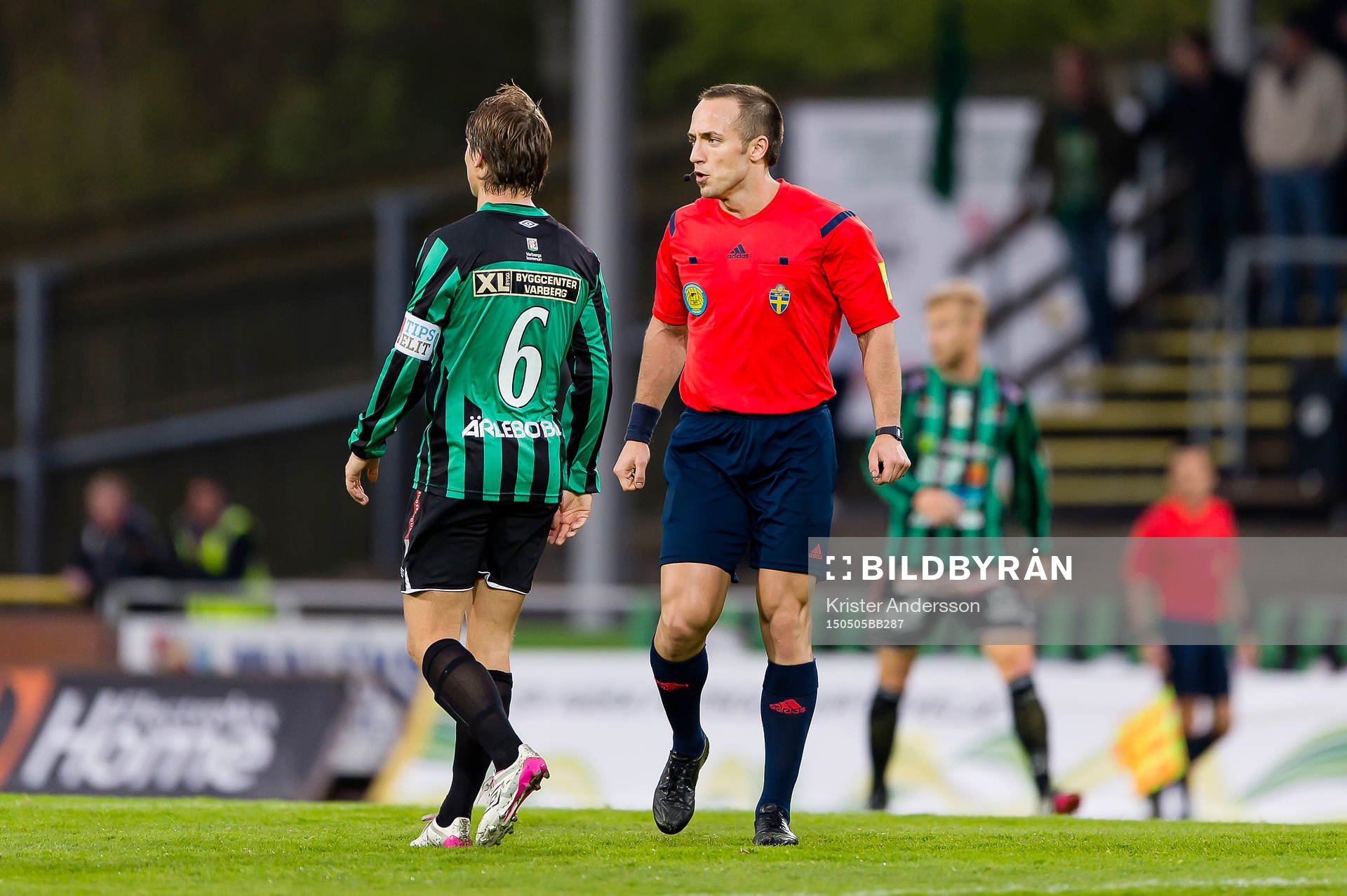 Domare Kaspar Sjöberg tillrättavisar Varbergs Elias