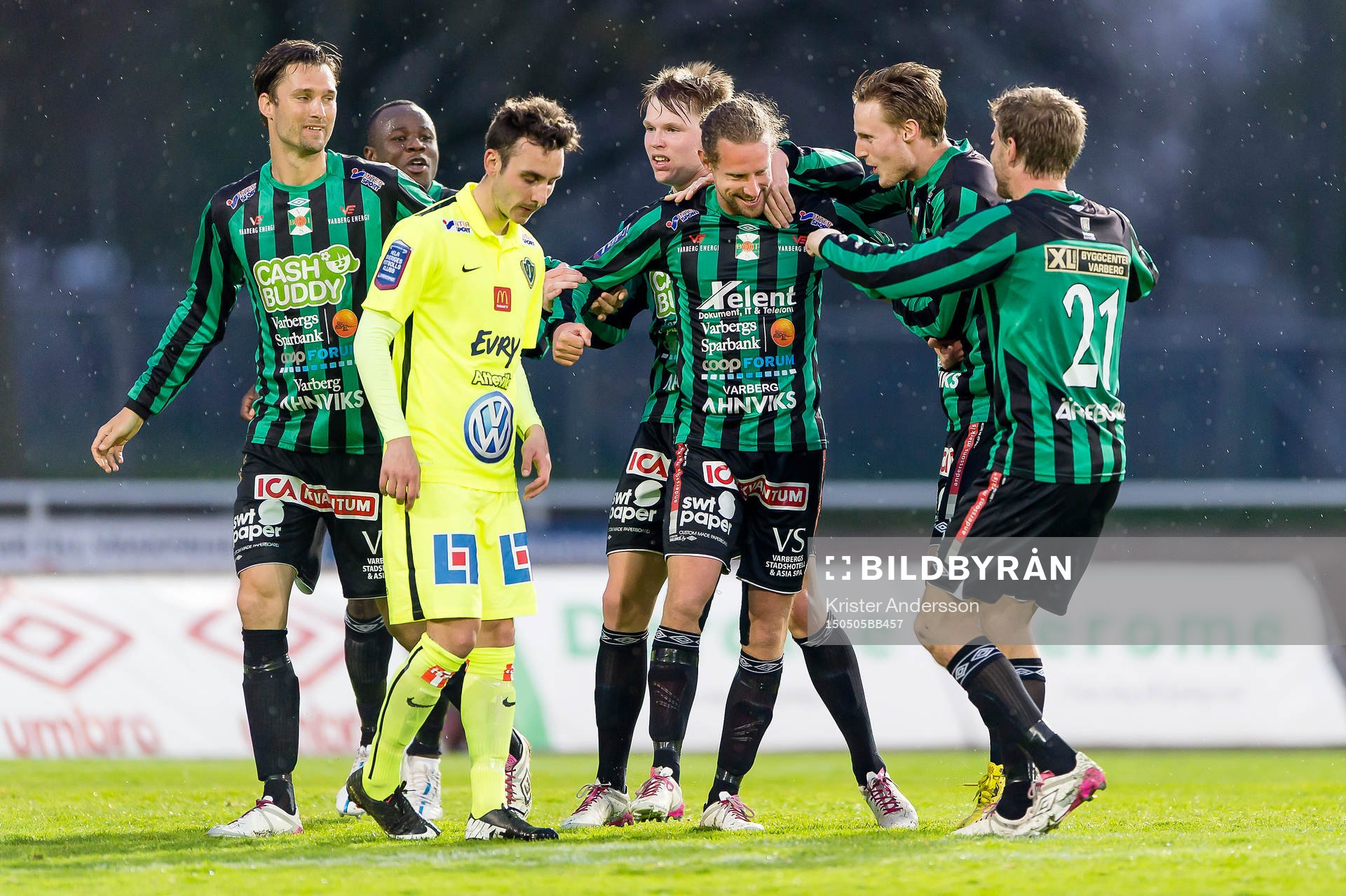 Varbergs Thommie Persson i mitten jublar