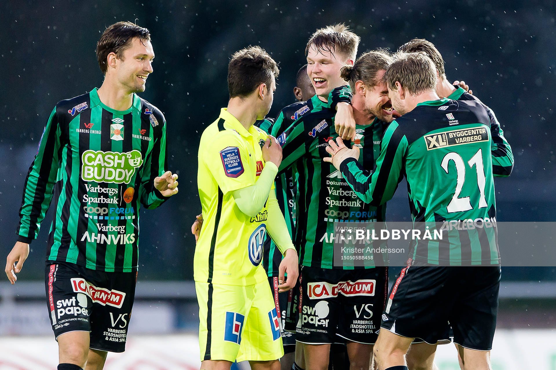 Varbergs Thommie Persson i mitten jublar
