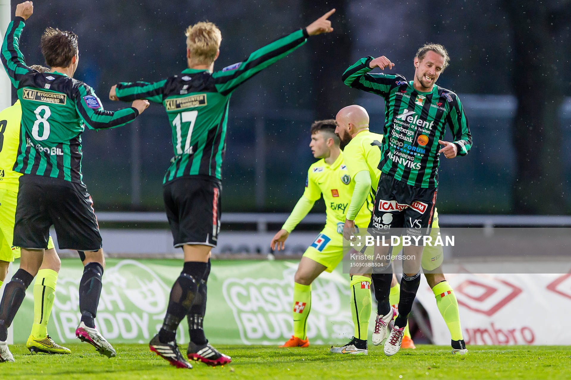 Varbergs Thommie Persson (h) jublar