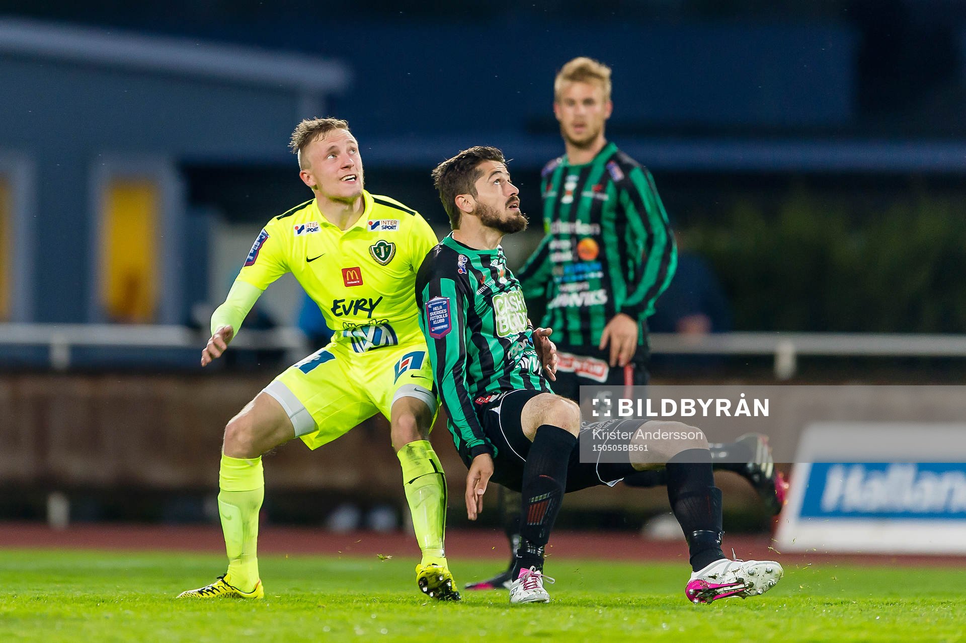 Jönköpings Södras Tom Siwe och Varbergs Ajsel Kujovic under fotbollsmatchen i Superettan mellan Varberg och Jönköping den 5 maj 2015 i Varberg.