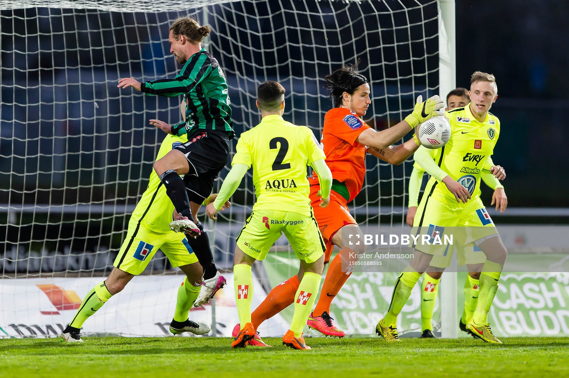 Jönköpings Södras målvakt Damir Mehic plockar ner bollen under fotbollsmatchen i Superettan mellan Varberg och Jönköping den 5 maj 2015 i Varberg.