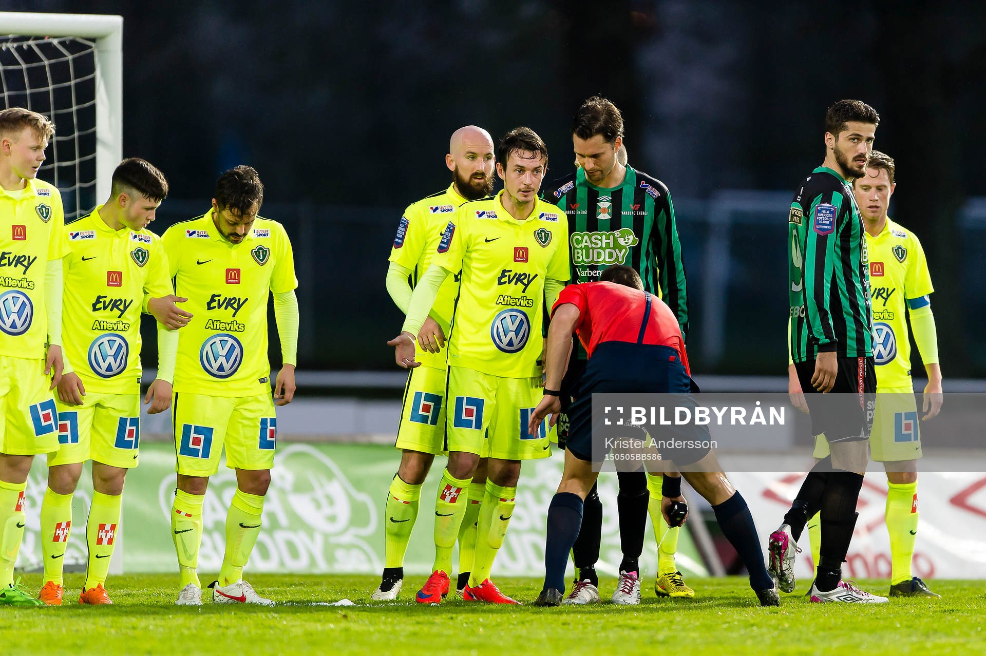 Domare Kaspar Sjöberg sprayar avståndslinjen
