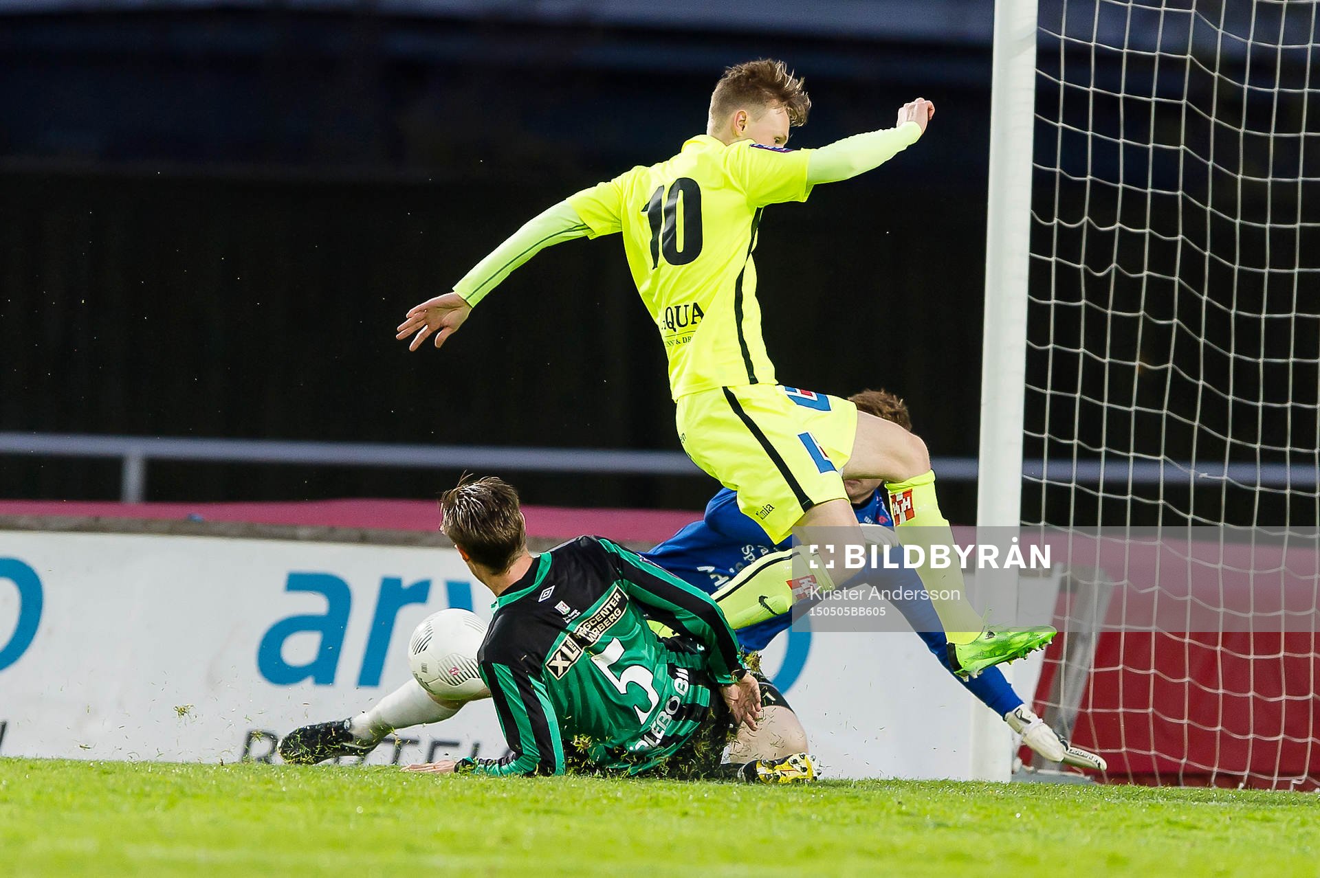 Varbergs Anton Tideman lyckas bryta bollen precis framför