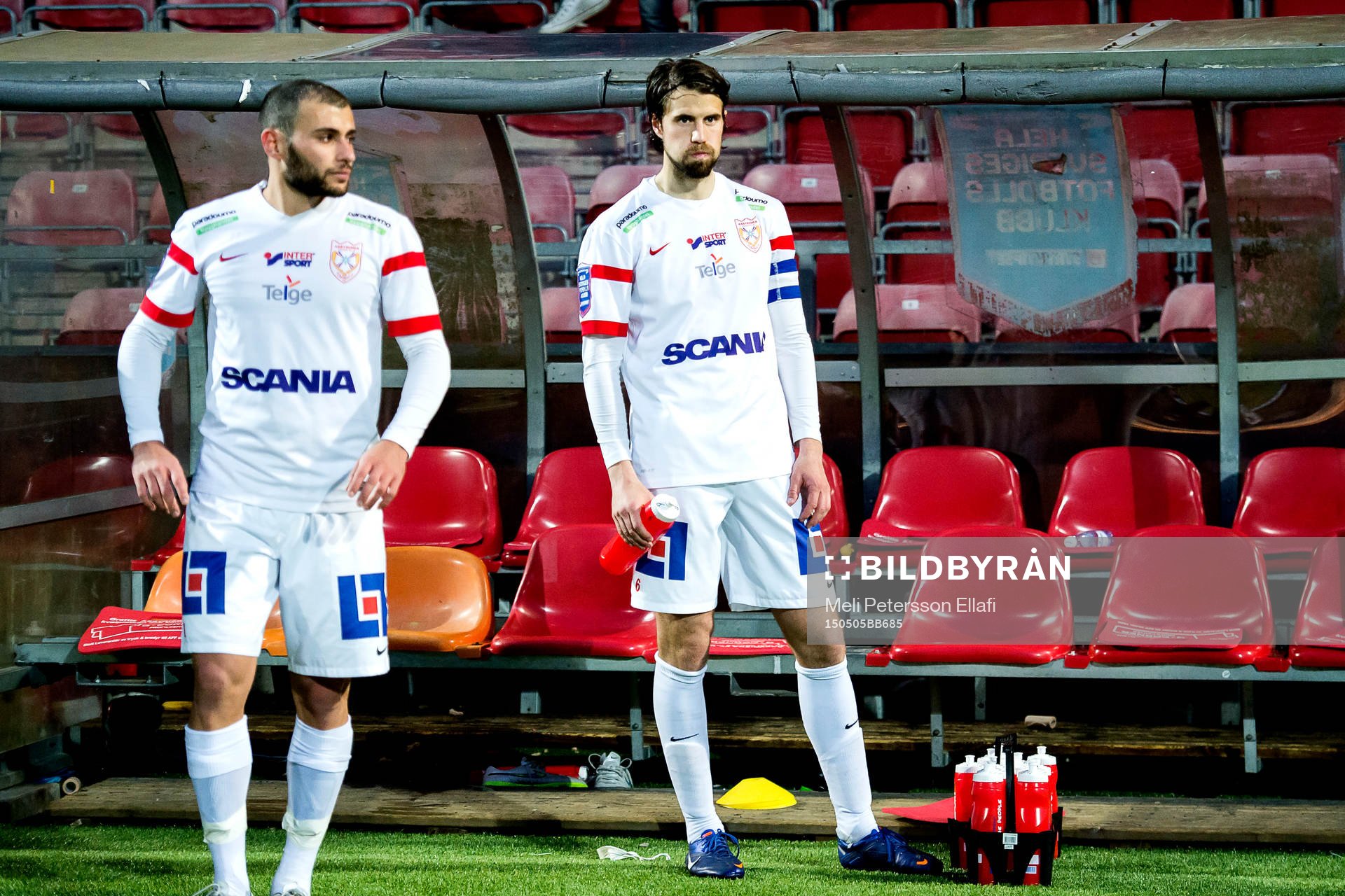 Assyriskas Mattias Genc och Linus Malmborg (K) deppar