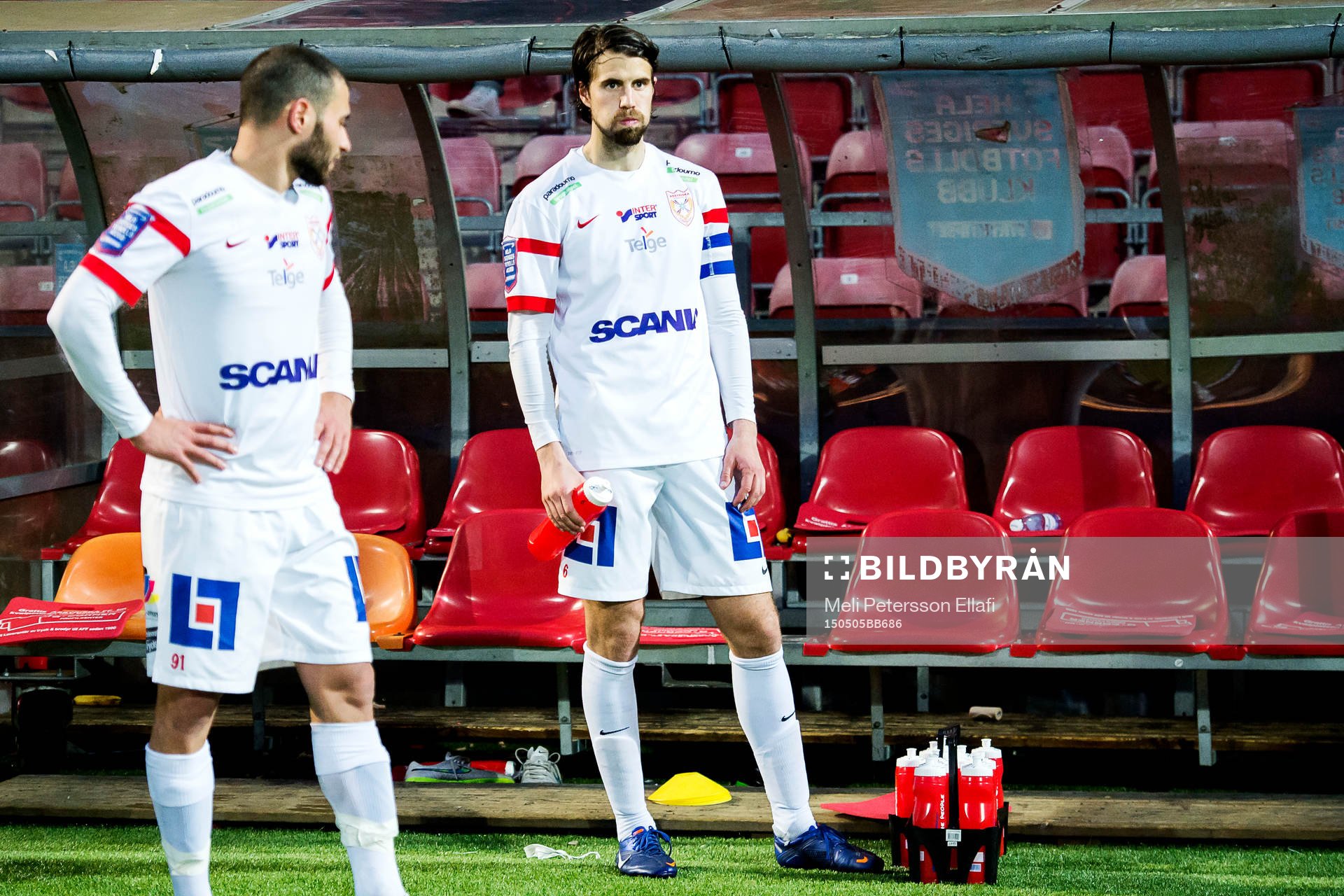 Assyriskas Mattias Genc och Linus Malmborg (K) deppar