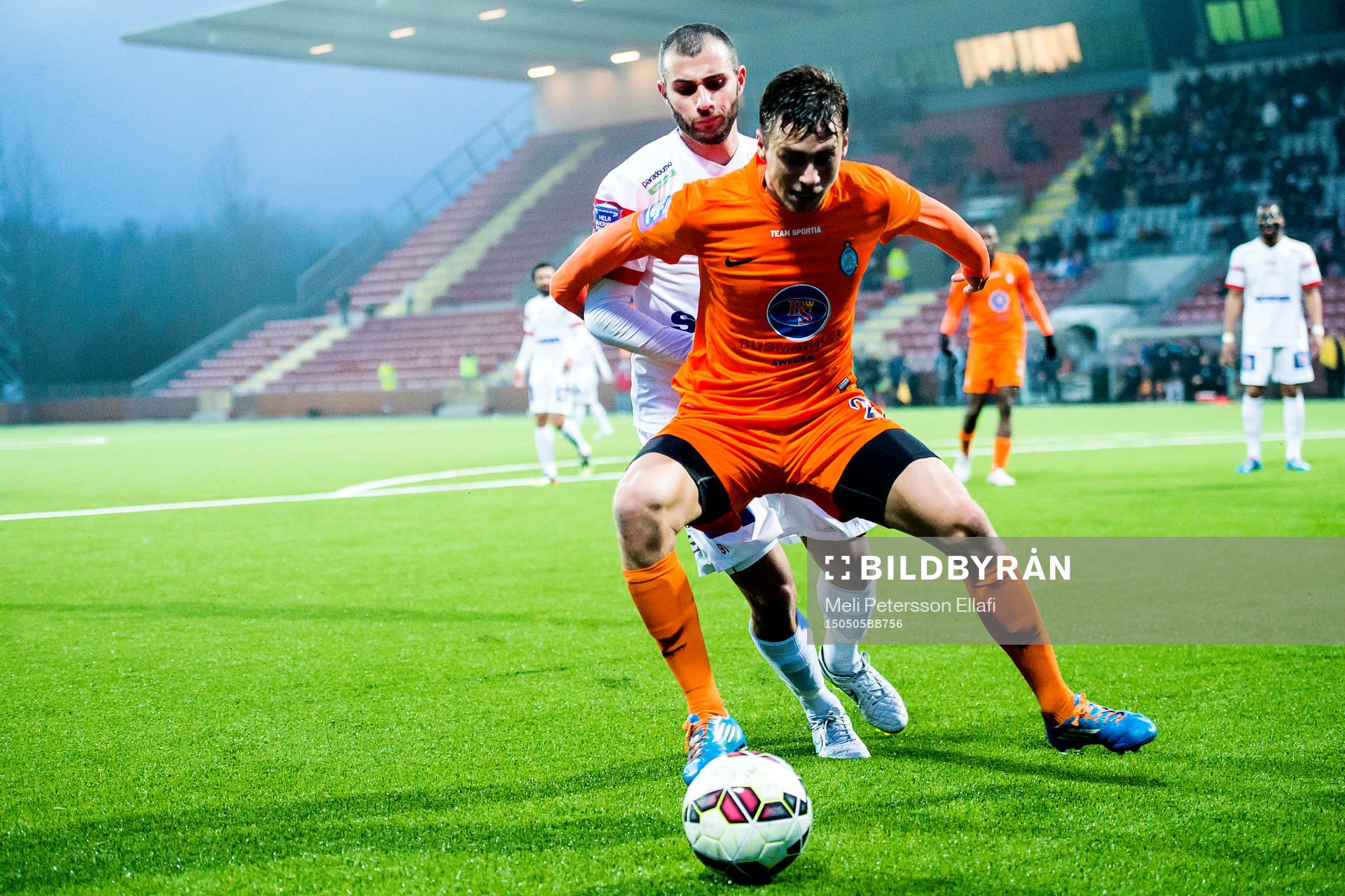 Assyriskas Mattias Genc och Athletics Filip Rogic i en närkamp under fotbollsmatchen i Superettan mellan Assyriska och AFC United den 5 maj 2015 i Stockholm.