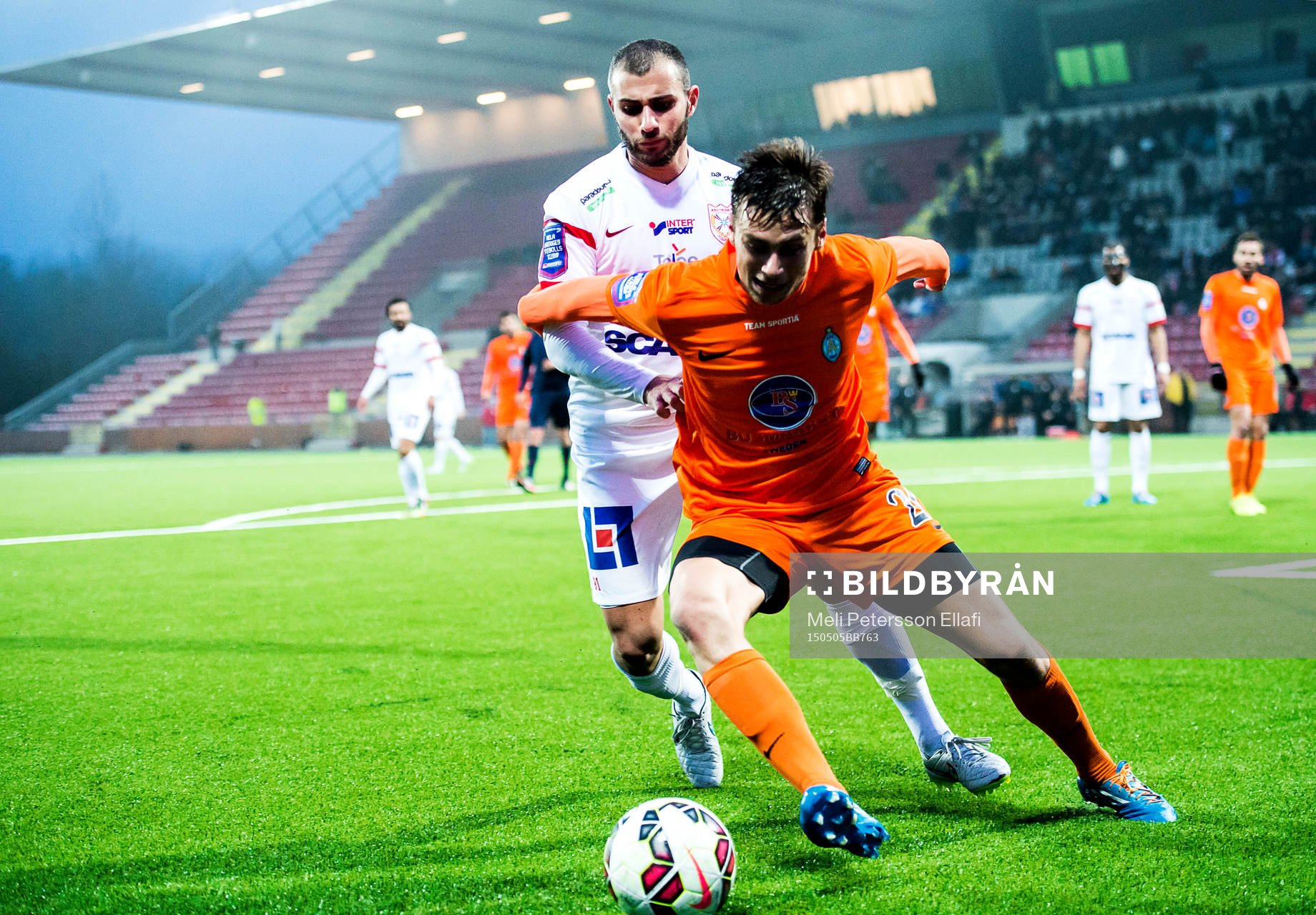 Assyriskas Mattias Genc och Athletics Filip Rogic i en närkamp under fotbollsmatchen i Superettan mellan Assyriska och AFC United den 5 maj 2015 i Stockholm.