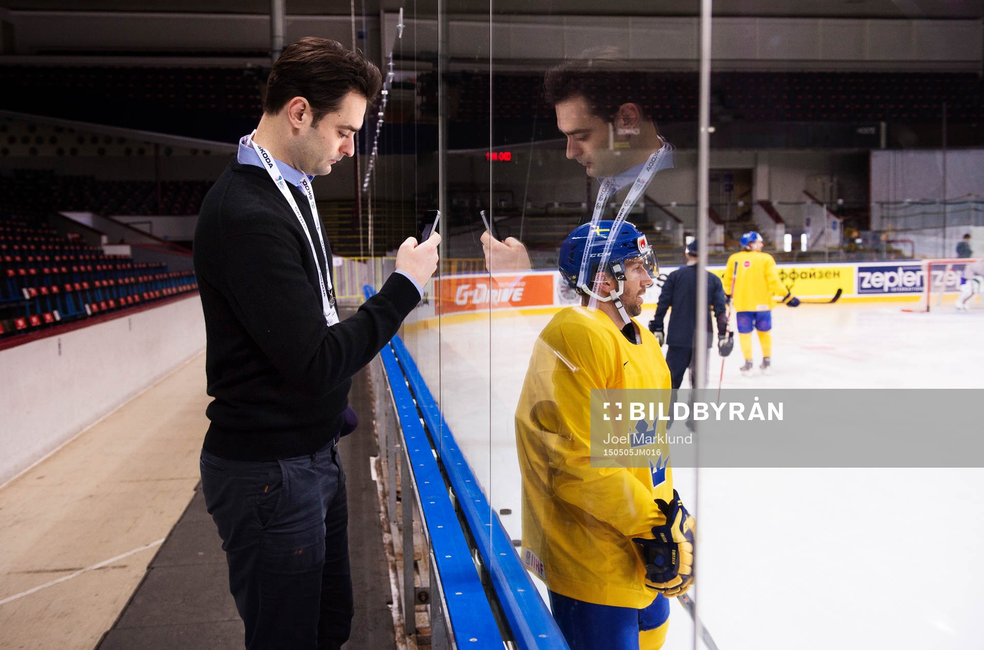 s reporter Dusan Umicevic tar en bild av Joel Lundqvist på