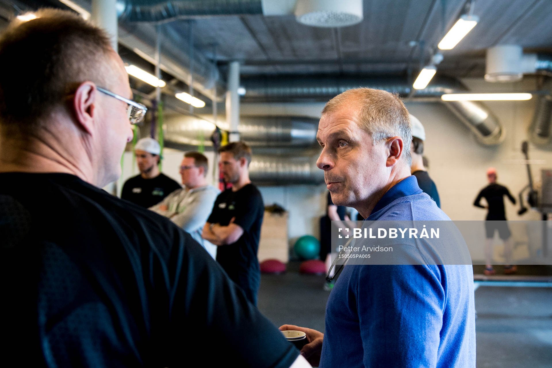 Rögles sportchef Anders Carlsson (th) pratar med tränare
