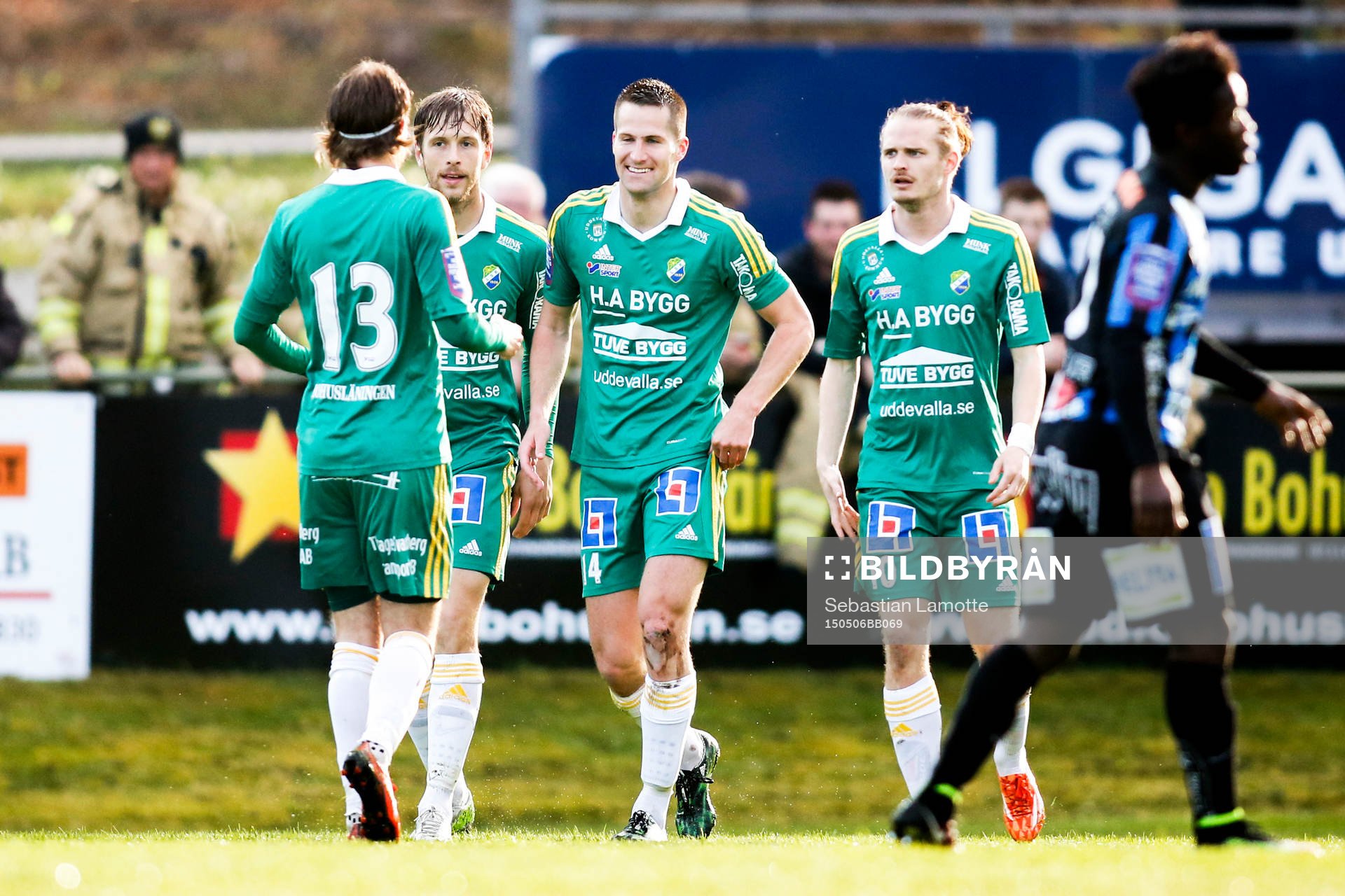 Ljungskiles Gabriel Altemark-Vanneryr,  i mitten, jublar