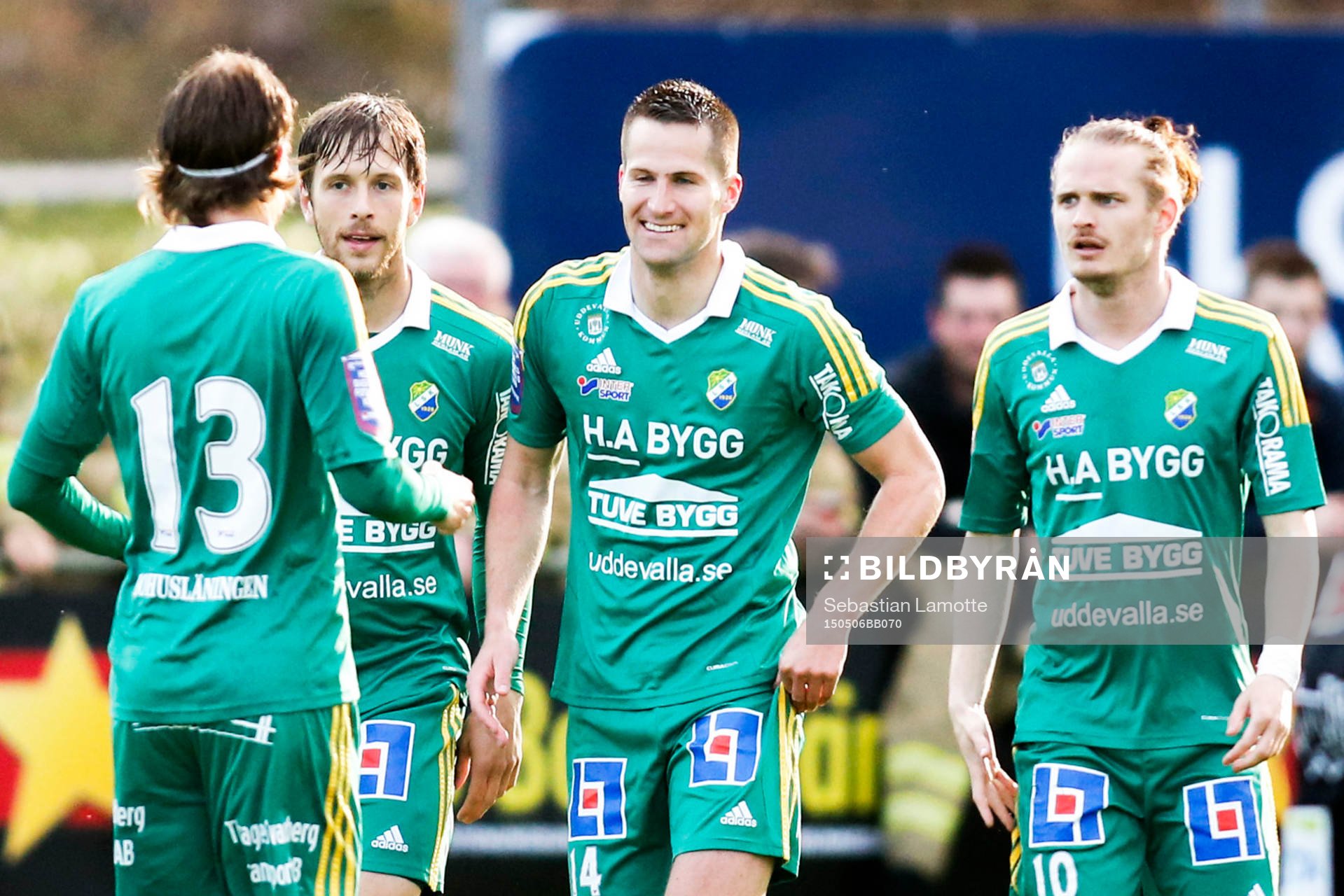 Ljungskiles Gabriel Altemark-Vanneryr,  i mitten, jublar