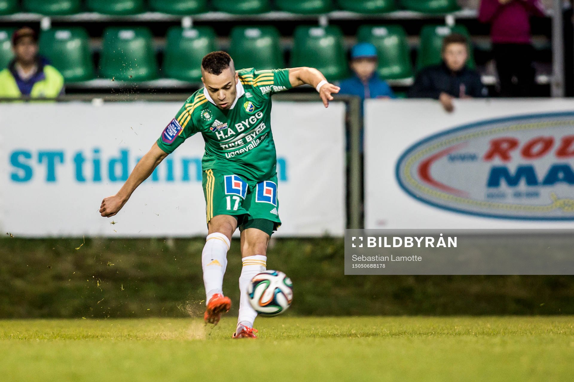 Ljungskiles Ahmed El Amrani skjuter i stolpen under fotbollsmatchen i Superettan mellan Ljungskile och Sirius den 6 maj 2015 i Ljungskile.