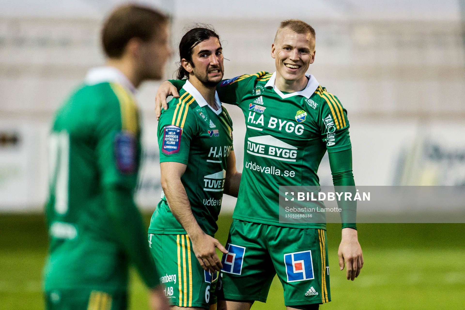 Ljungskiles Petter Björlund (h) jublar med Allan Mohideen