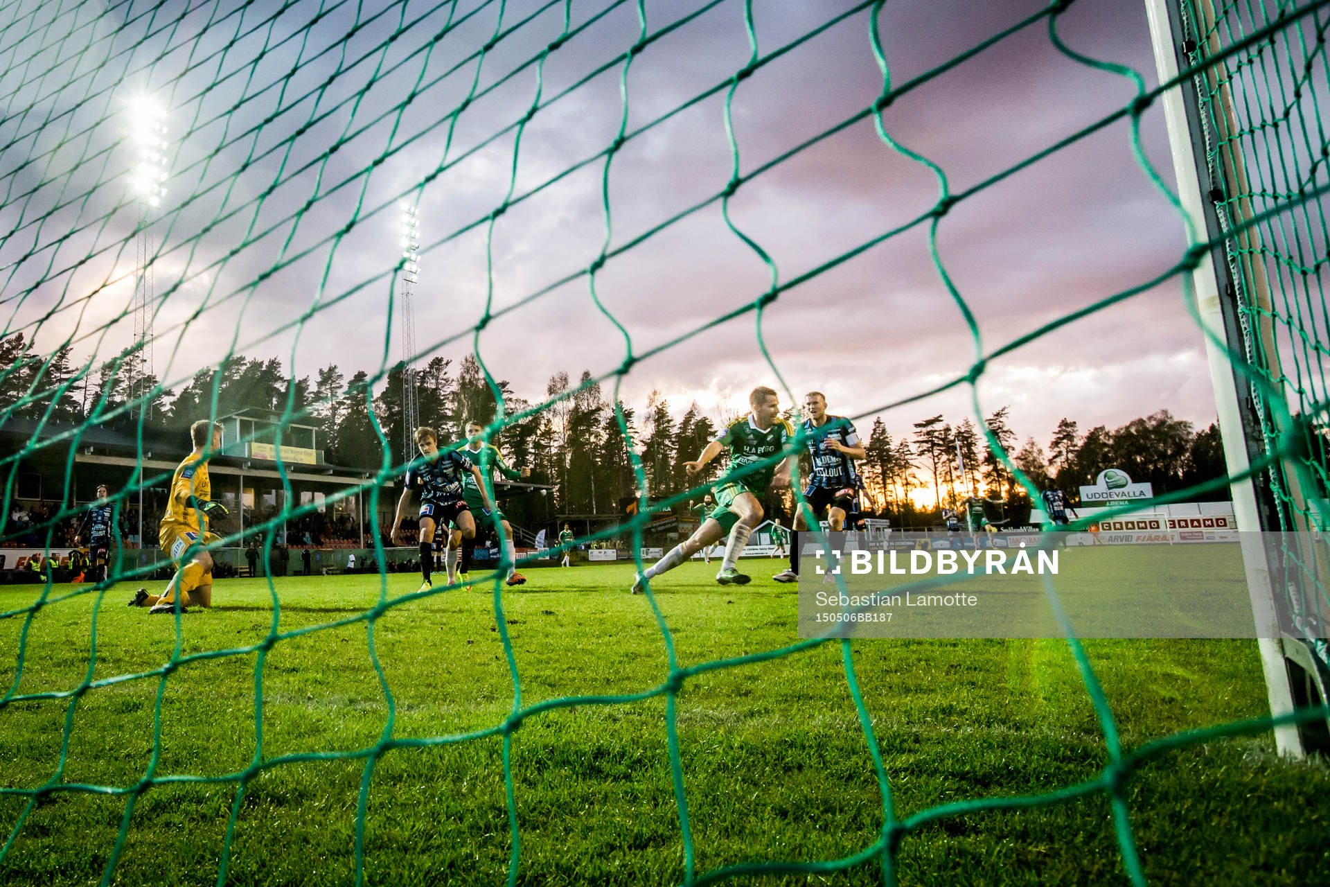 Ljungskiles Gabriel Altemark-Vanneryr gör 4-3 och jublar