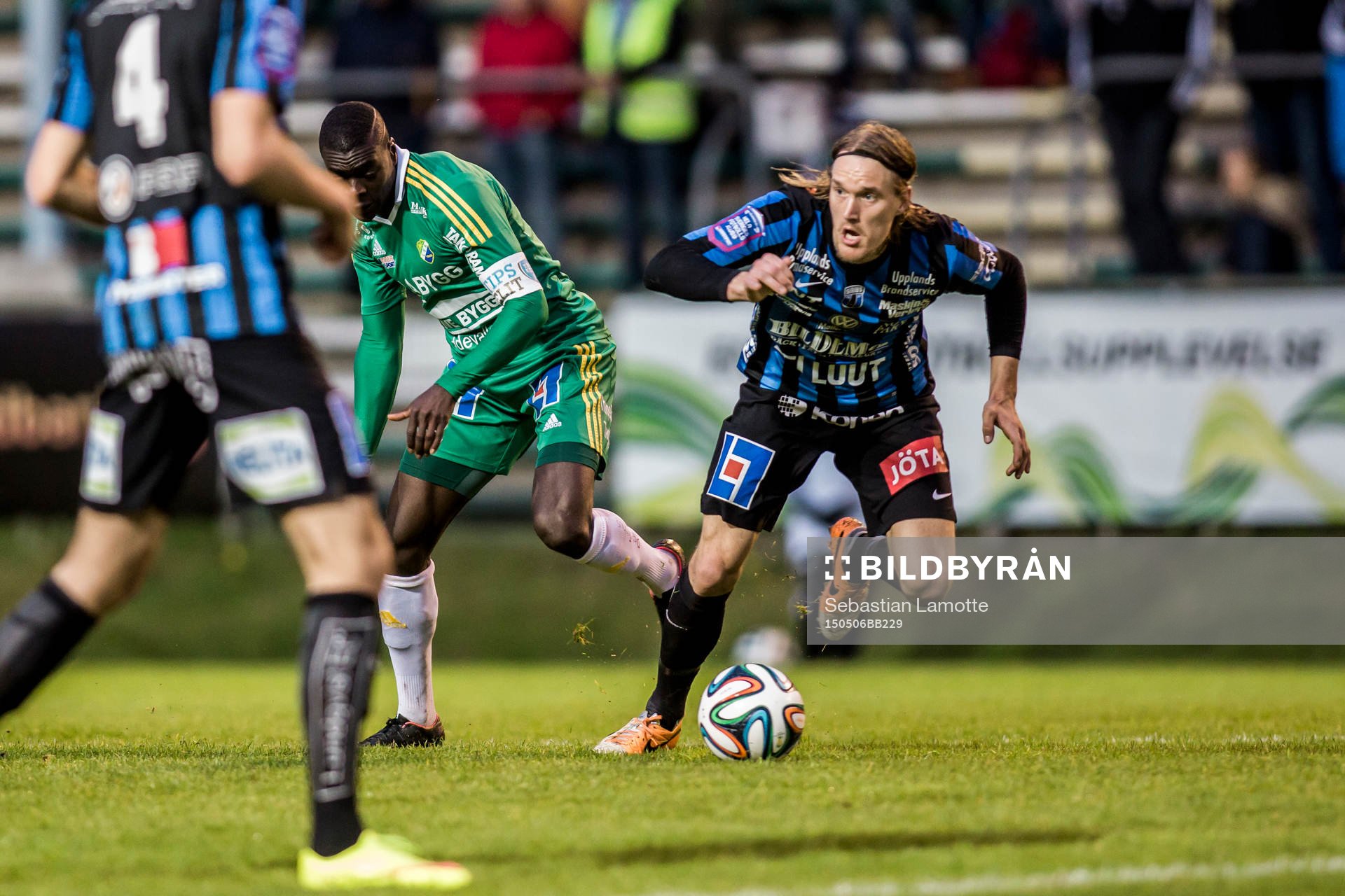 Sirius Kim Skoglund  med bollen