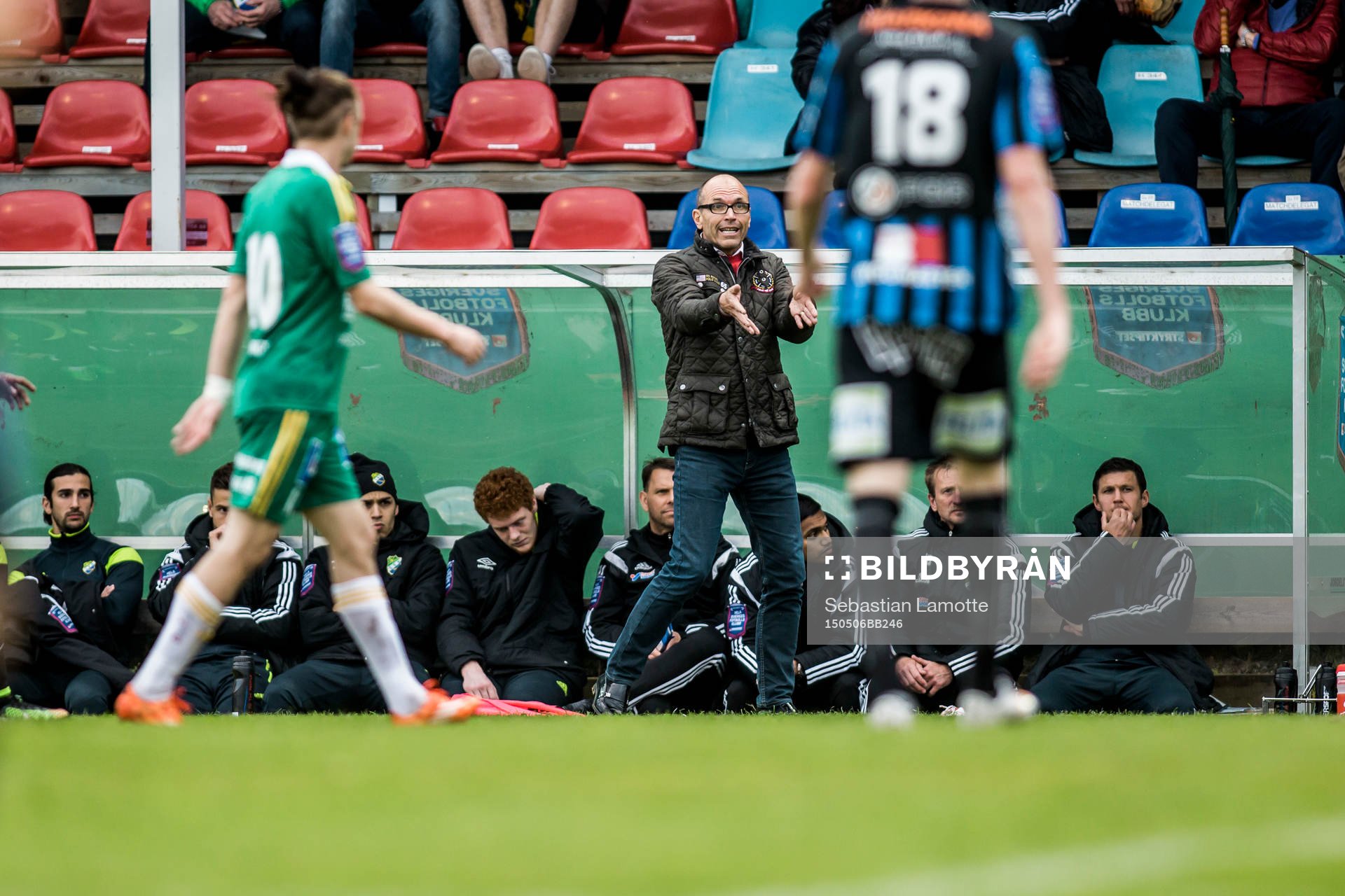 Ljungskiles tränare Tor-Arne Fredheim ger instruktioner