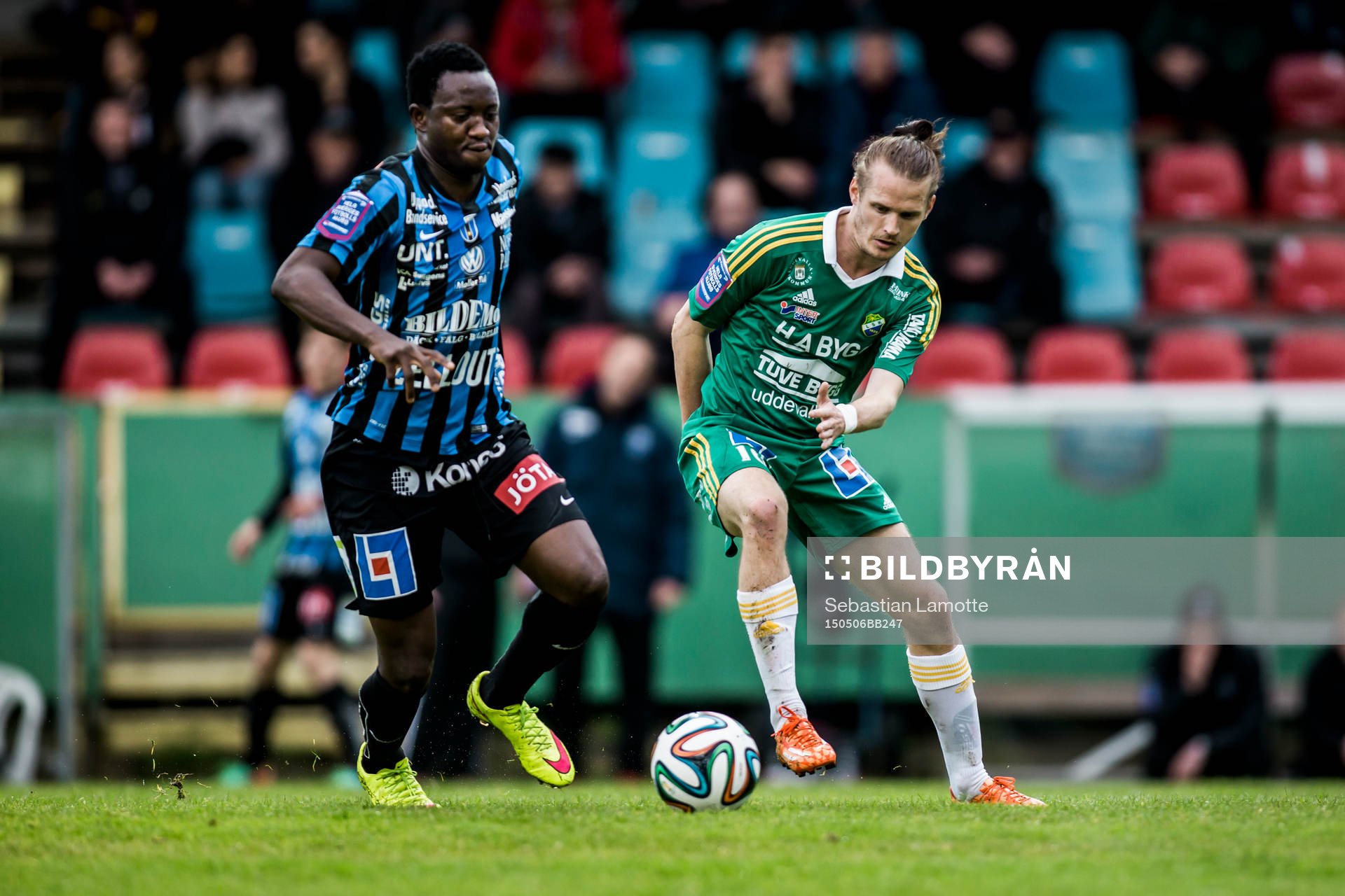 Sirius Moses Ogbu med bollen före Ljungskiles Jonas