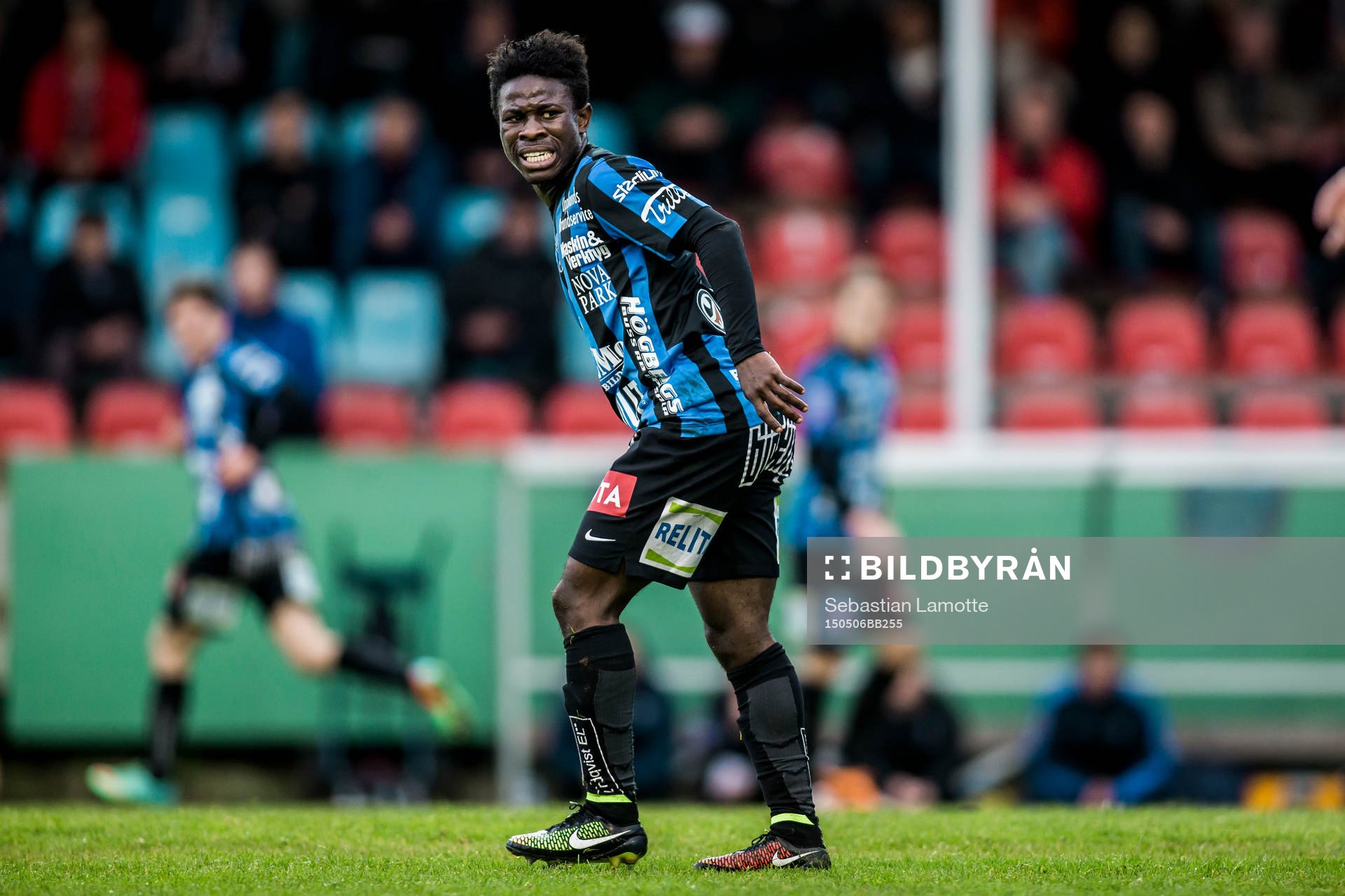 Sirius Kingsley Sarfo grinar illa