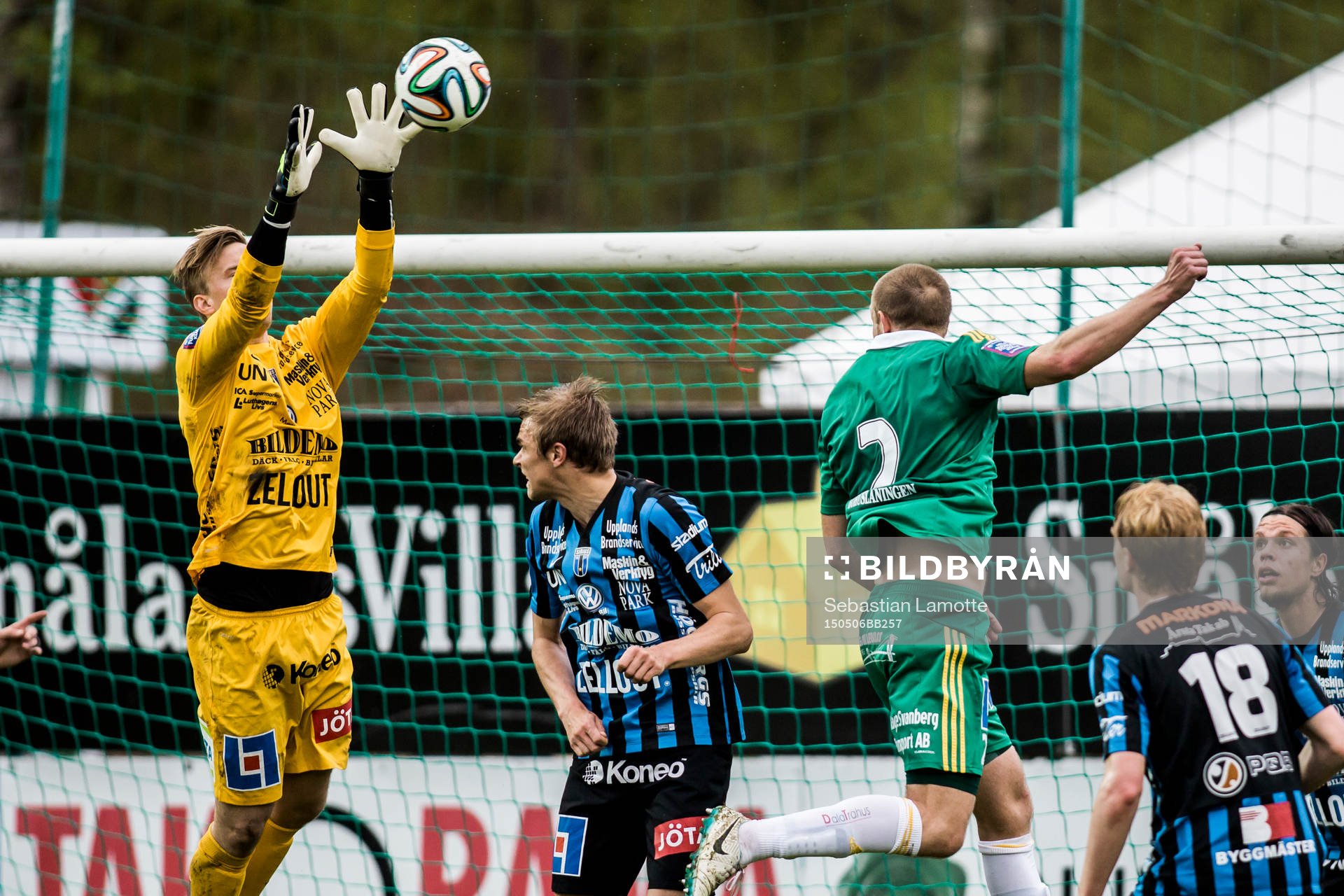 Sirius målvakt Andreas Andersson fångar en hörna