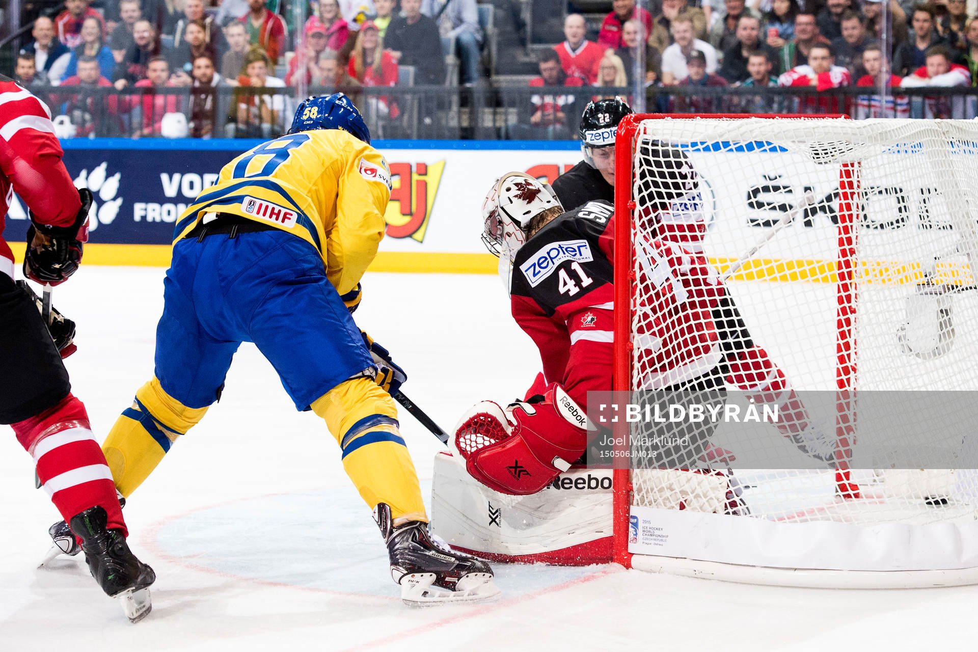 Sveriges Anton Lander gör 1-0 bakom Kanadas målvakt Mike