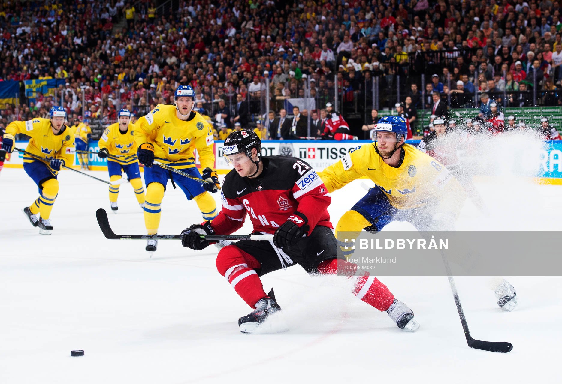 Kanadas Nathan MacKinnon utmanar Sveriges Petter Granberg