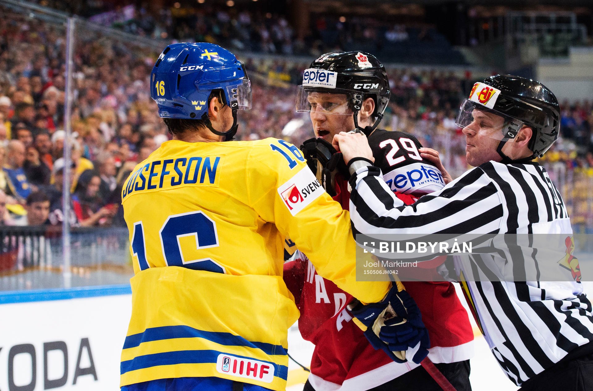 Sveriges Jacob Josefson i bråk med Kanadas Nathan MacKinnon