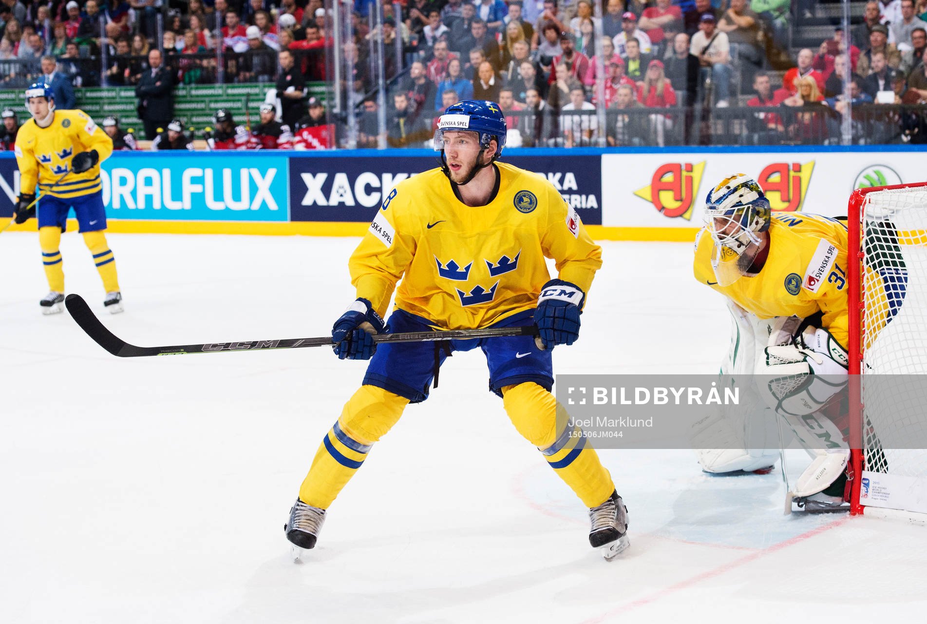 Sveriges Petter Granberg framför målvakt Anders Nilsson