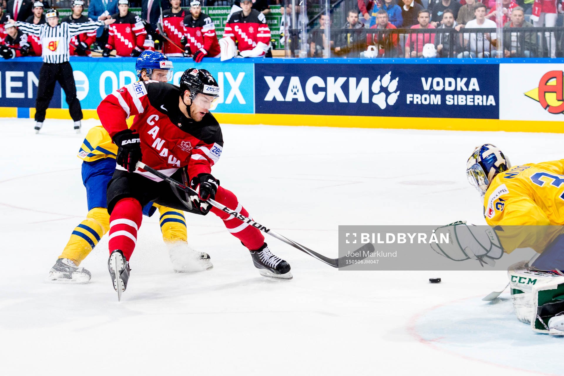 Sveriges John Klingberg fäller Kanadas Taylor Hall som